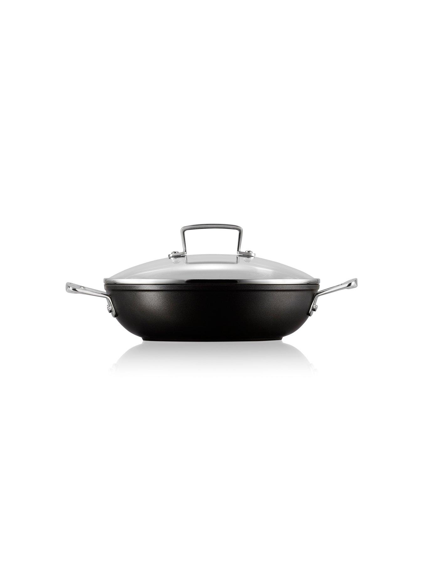 le-creuset-toughened-non-stick-24-cm-shallow-casserole-with-glass-lidoutfit