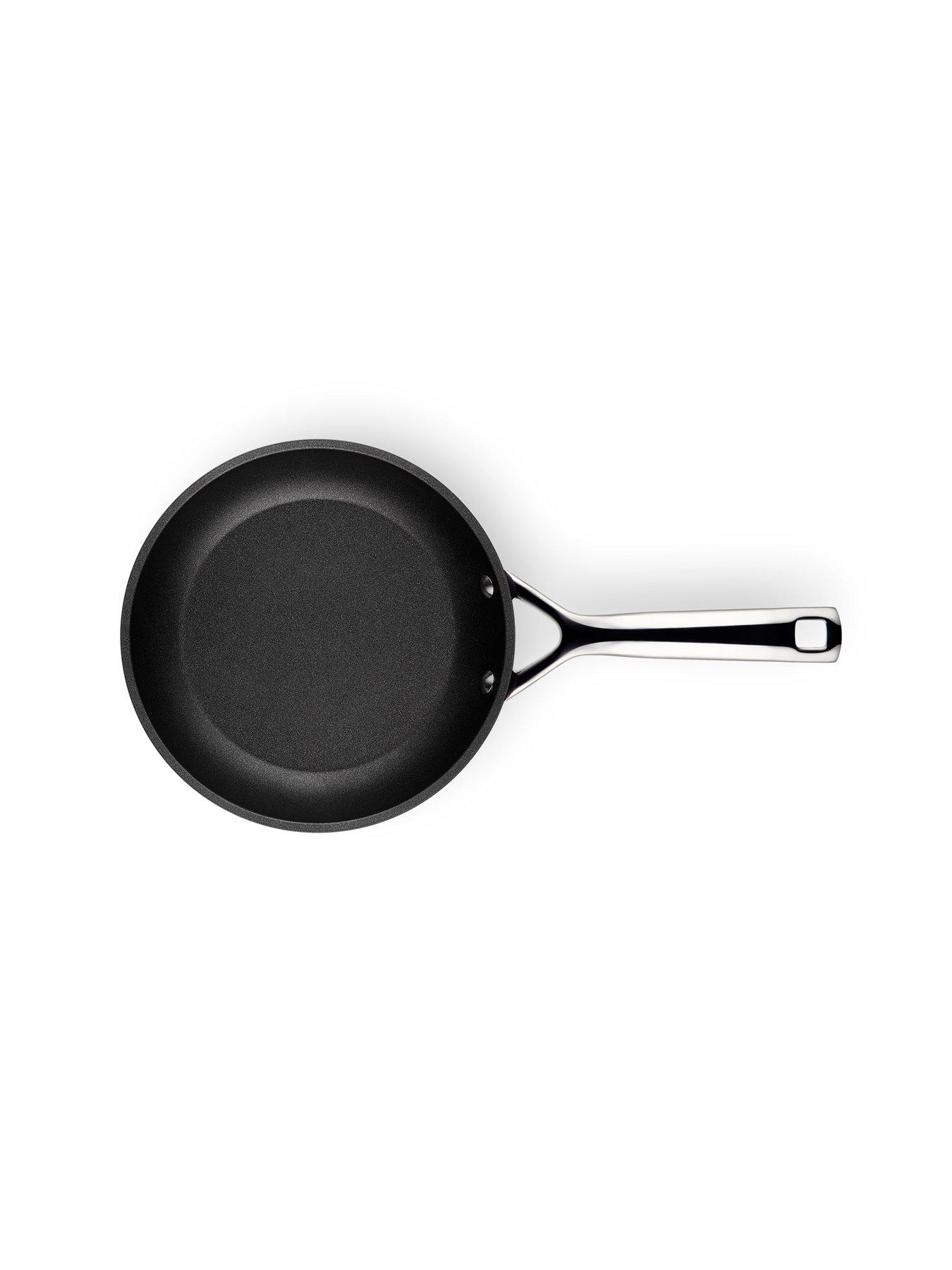 le-creuset-toughened-non-stick-20-cm-shallow-frying-panoutfit