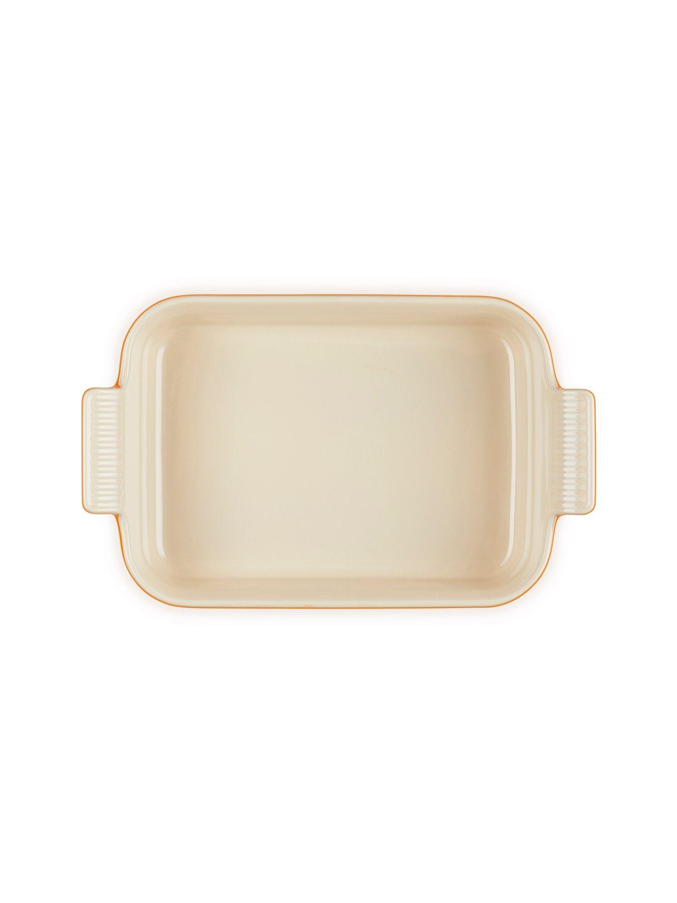 le-creuset-heritage-stoneware-26-cm-medium-rectangular-dish-in-volcanicdetail