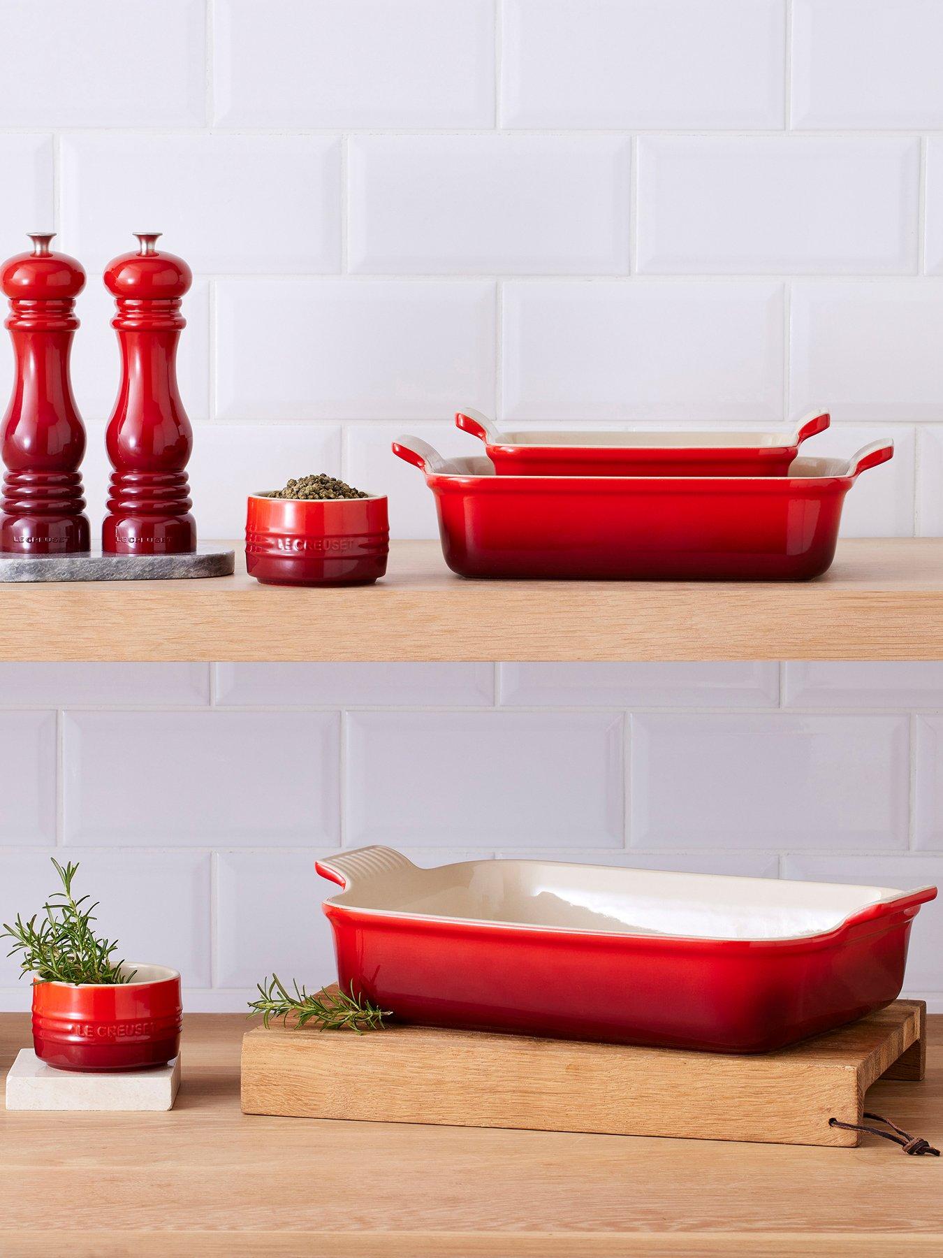 le-creuset-heritage-stoneware-26-cm-medium-rectangular-dish-in-cerisestillFront