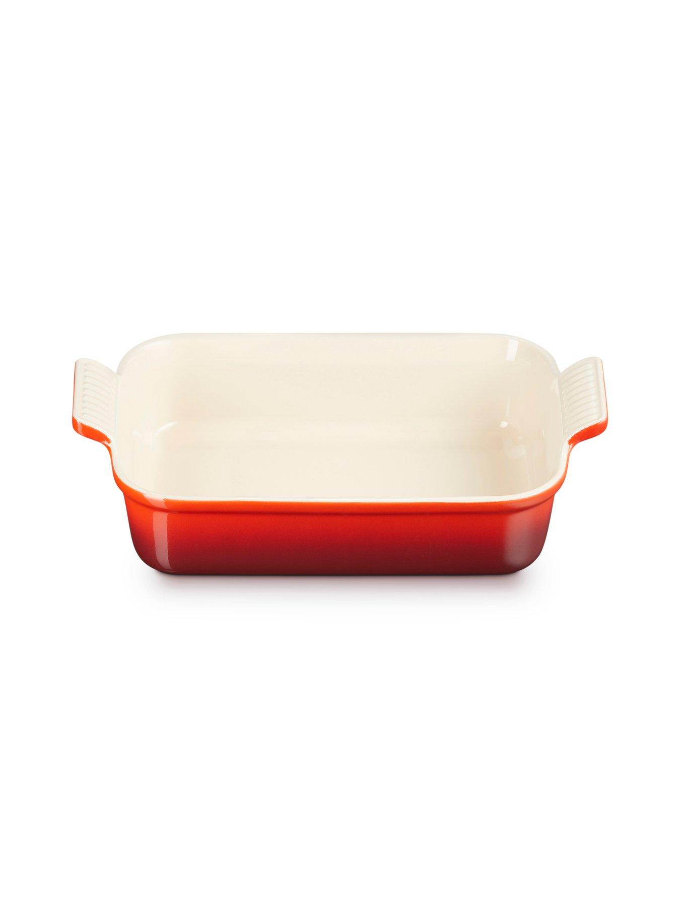 le-creuset-heritage-stoneware-26-cm-medium-rectangular-dish-in-ceriseoutfit