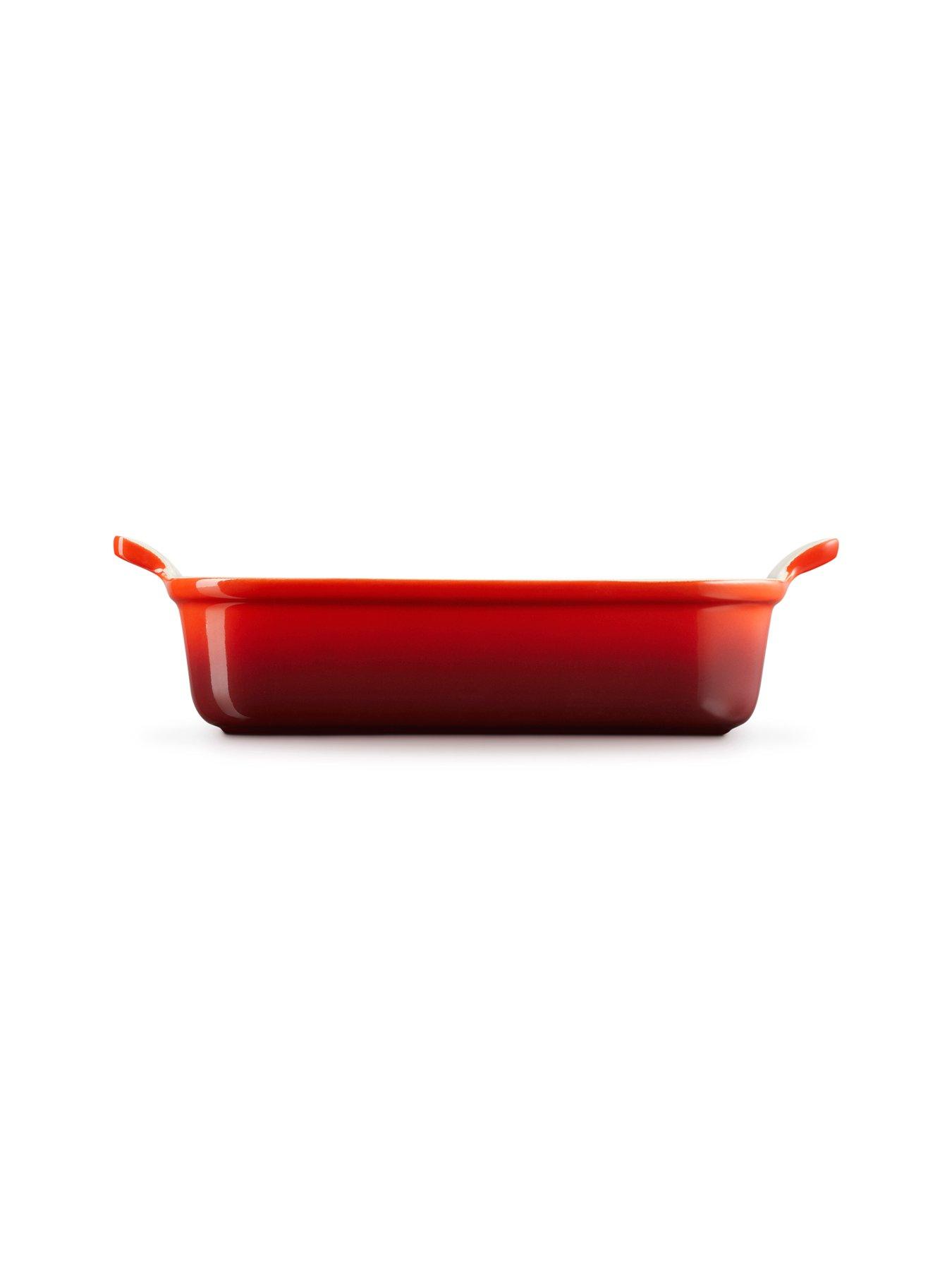 le-creuset-heritage-stoneware-26-cm-medium-rectangular-dish-in-cerisedetail