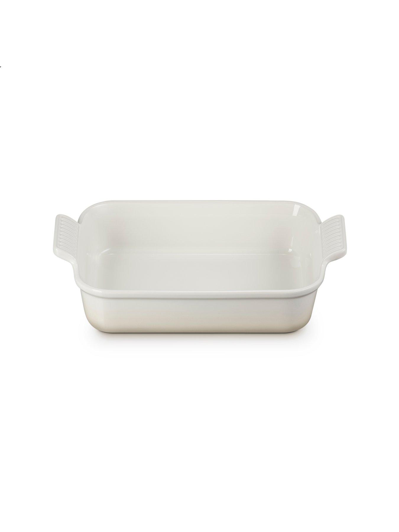 le-creuset-heritage-stoneware-26-cm-medium-rectangular-dish-in-meringuedetail