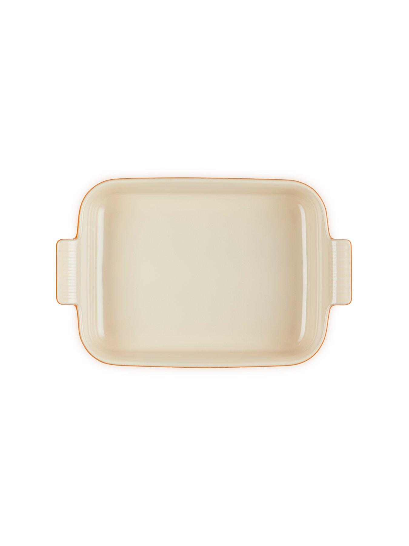 le-creuset-heritage-stoneware-32-cm-large-rectangular-dish-in-volcanicdetail