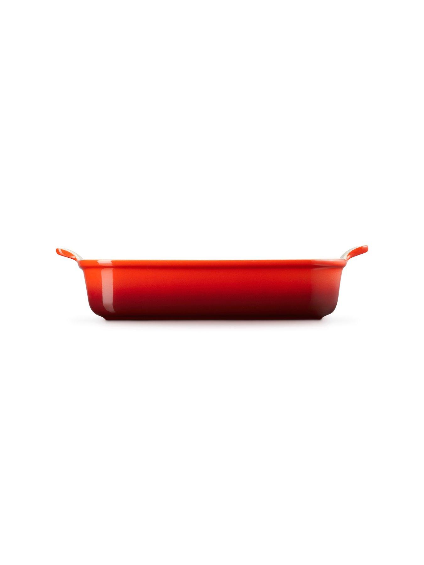 le-creuset-heritage-stoneware-32-cm-large-rectangular-dish-in-cerisedetail