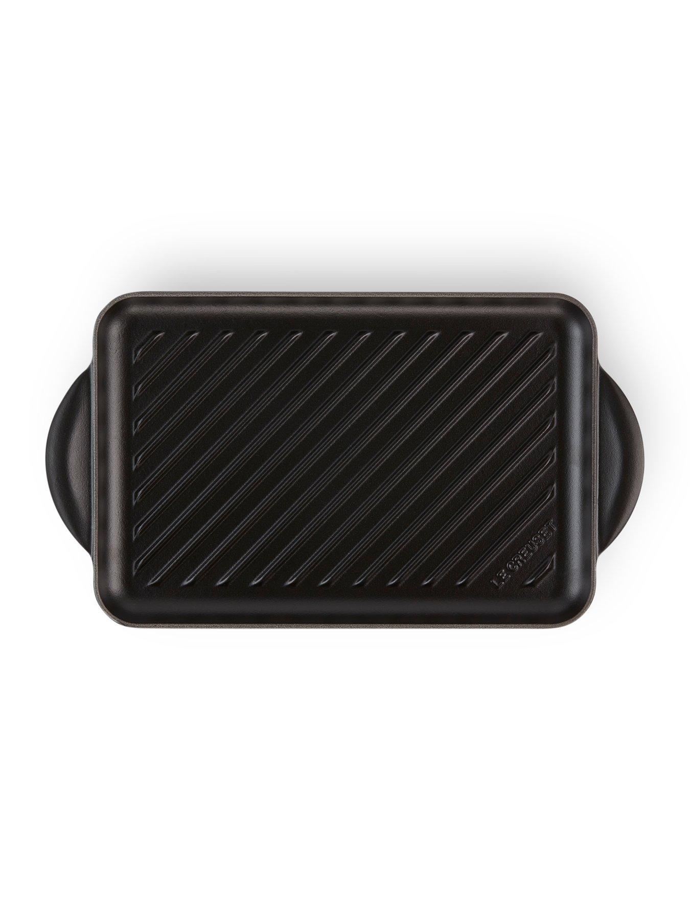 le-creuset-cast-iron-32-cm-rectangular-grill-in-satin-blackoutfit