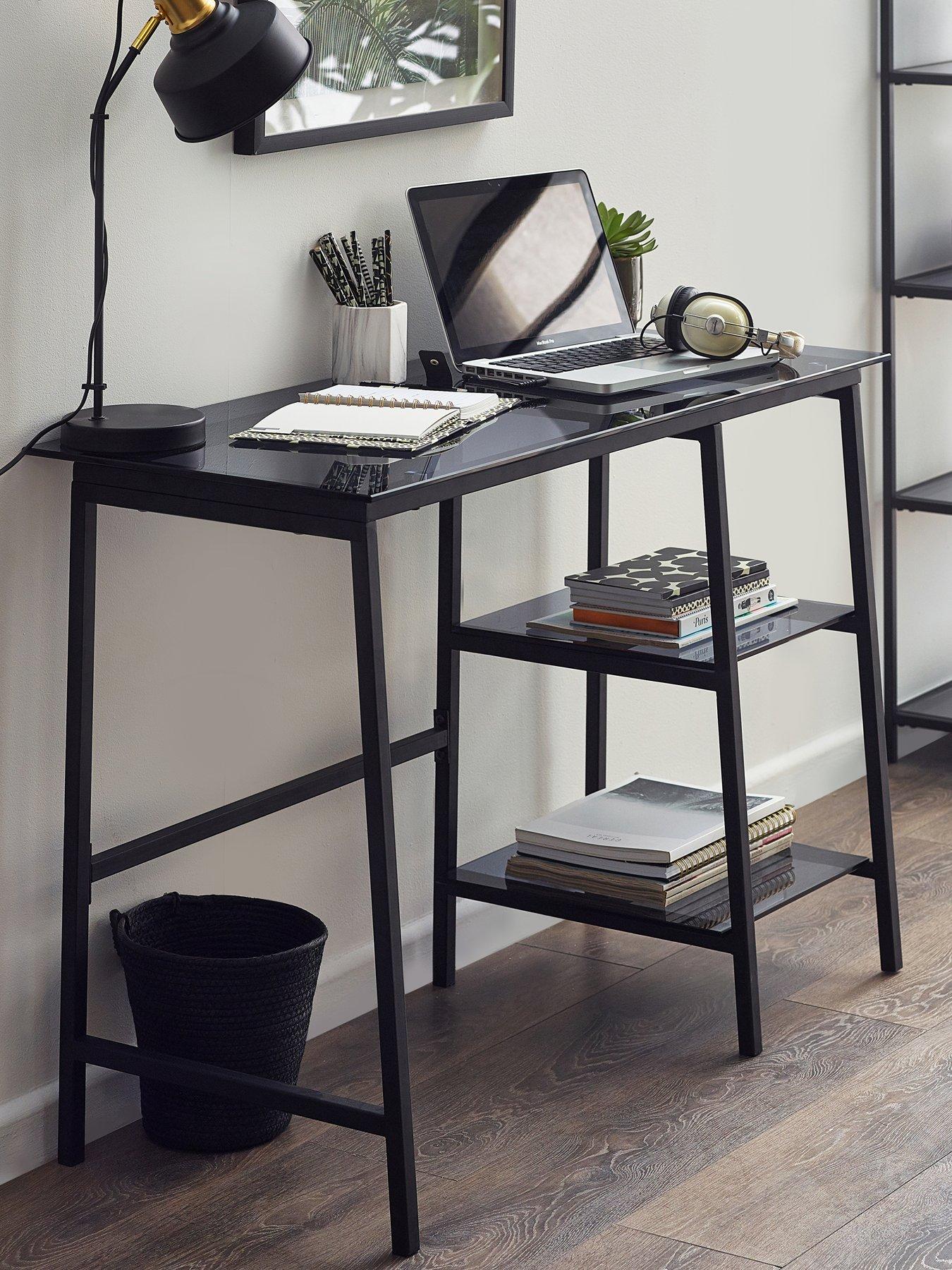 julian-bowen-chicago-desk