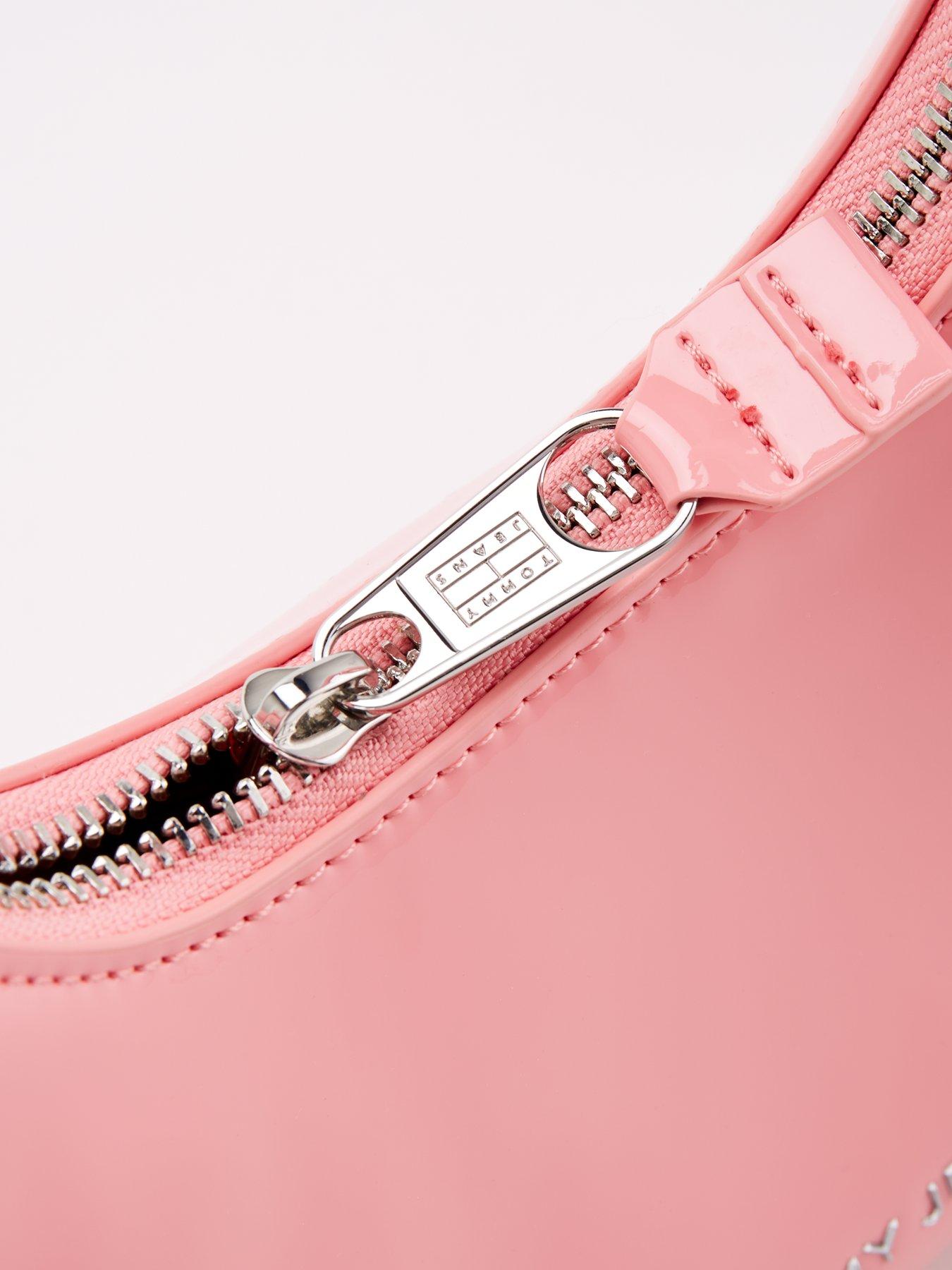 tommy-jeans-essentials-patent-shoulder-bag-pinkdetail