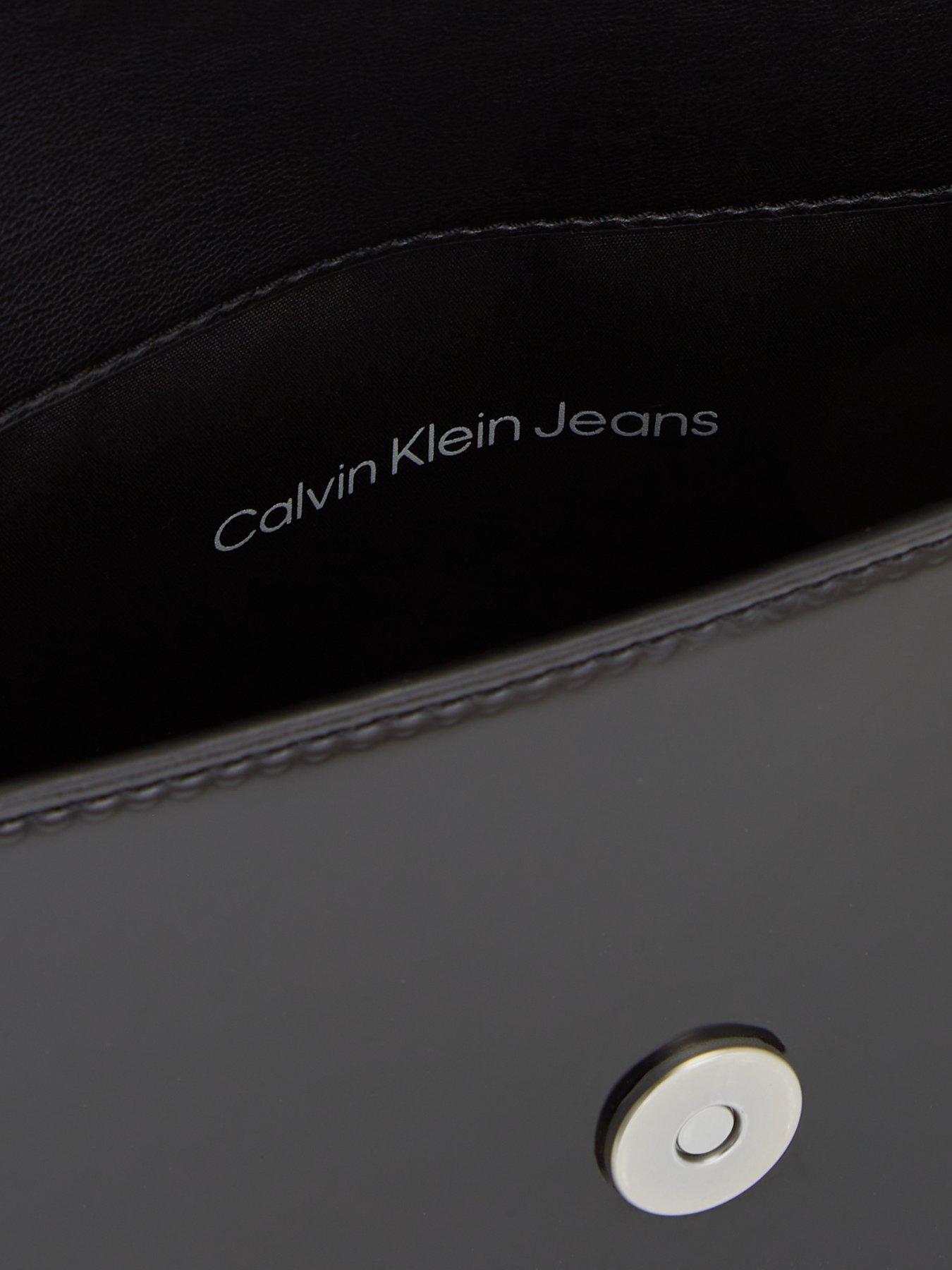 calvin-klein-jeans-shoulder-bag-blackdetail