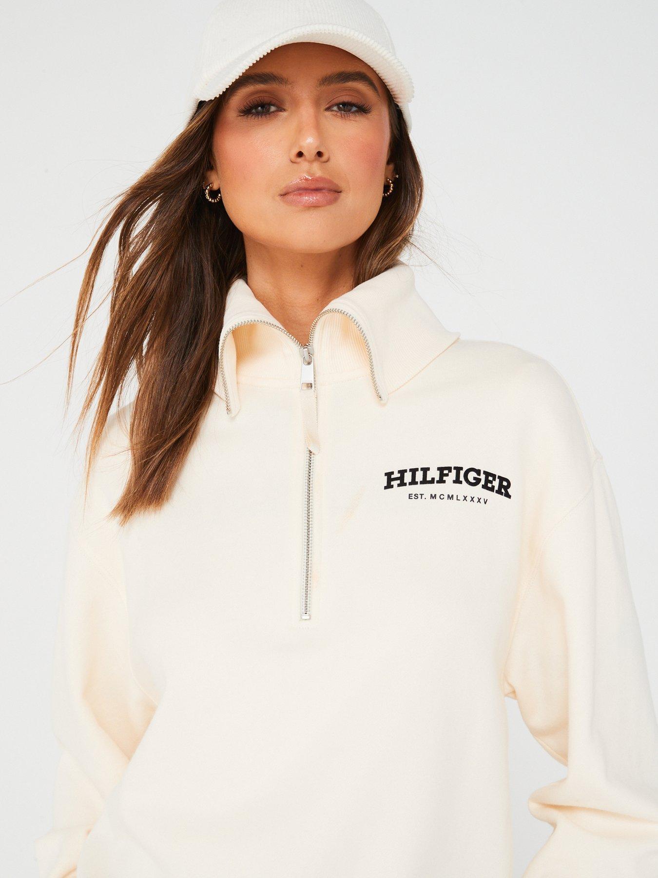 tommy-hilfiger-monotype-logo-half-zip-sweatshirt-beigeoutfit