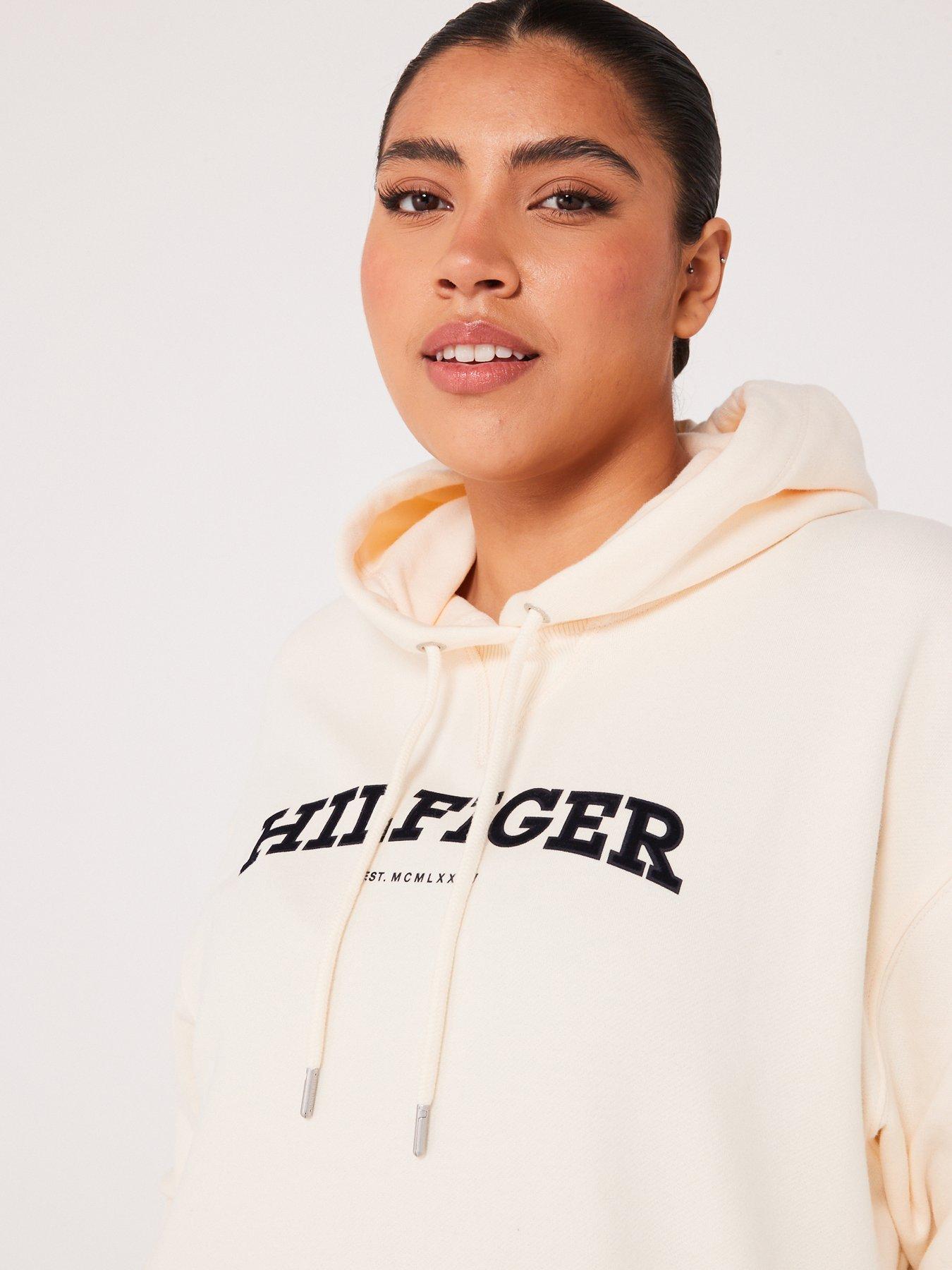 tommy-hilfiger-plus-size-monotype-varisty-hoodie-beigeoutfit