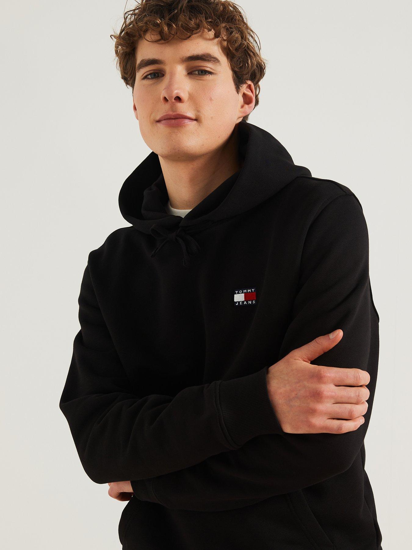 tommy-jeans-badge-overhead-hoodie-blackoutfit