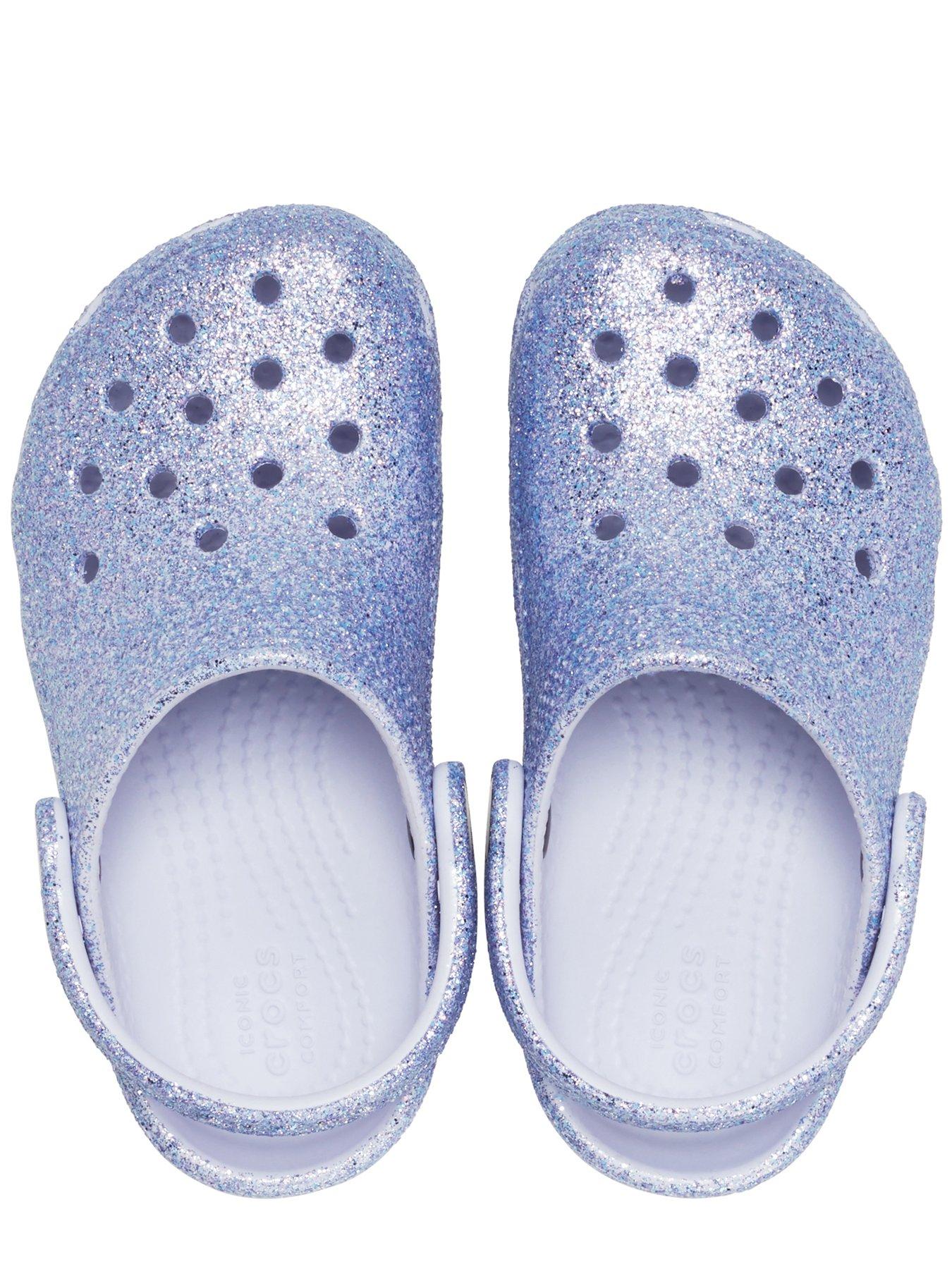 crocs-crocs-classic-glitter-clog-t-sandaloutfit