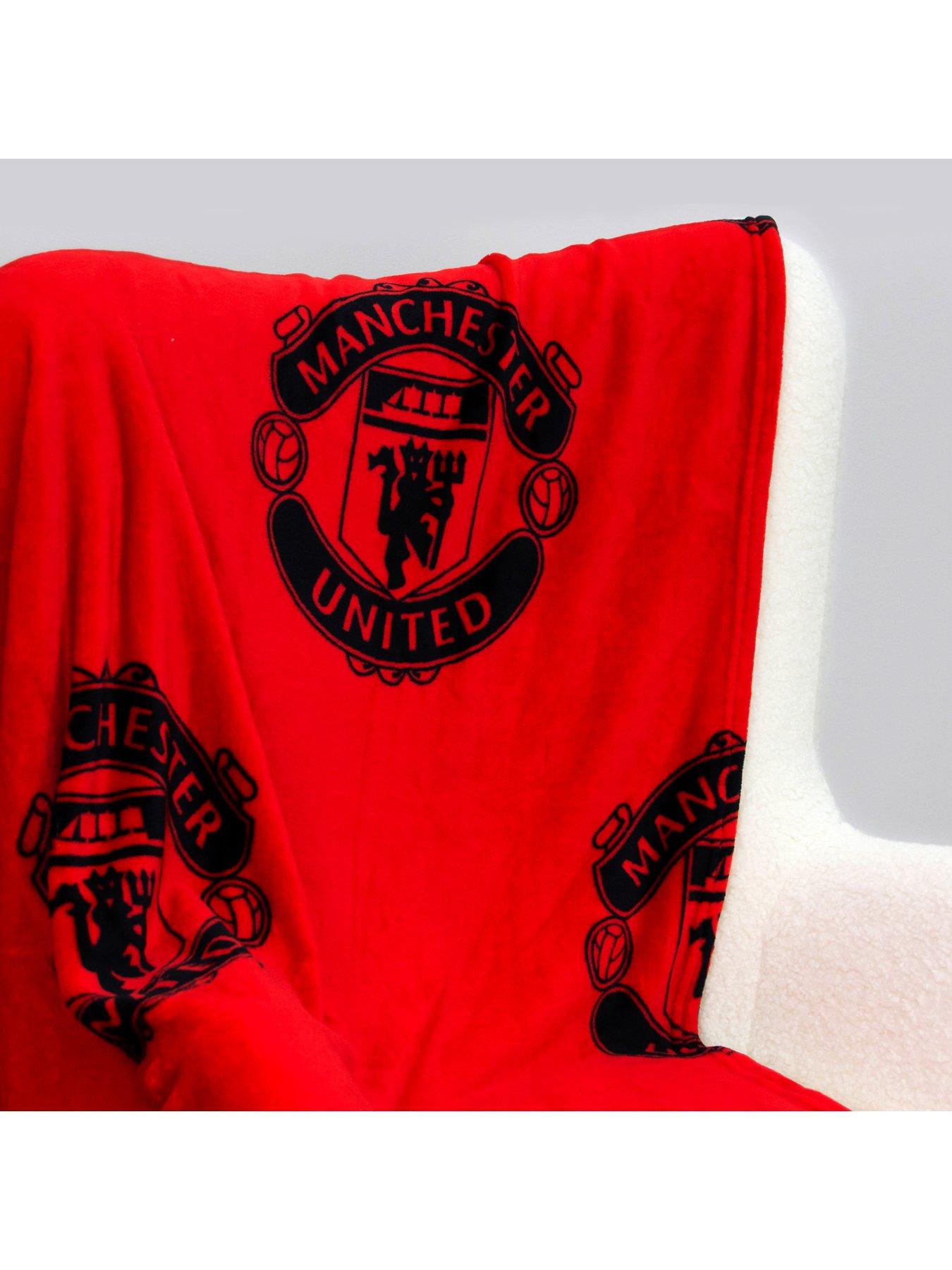 manchester-united-manchester-united-panel-fleece-blanketoutfit