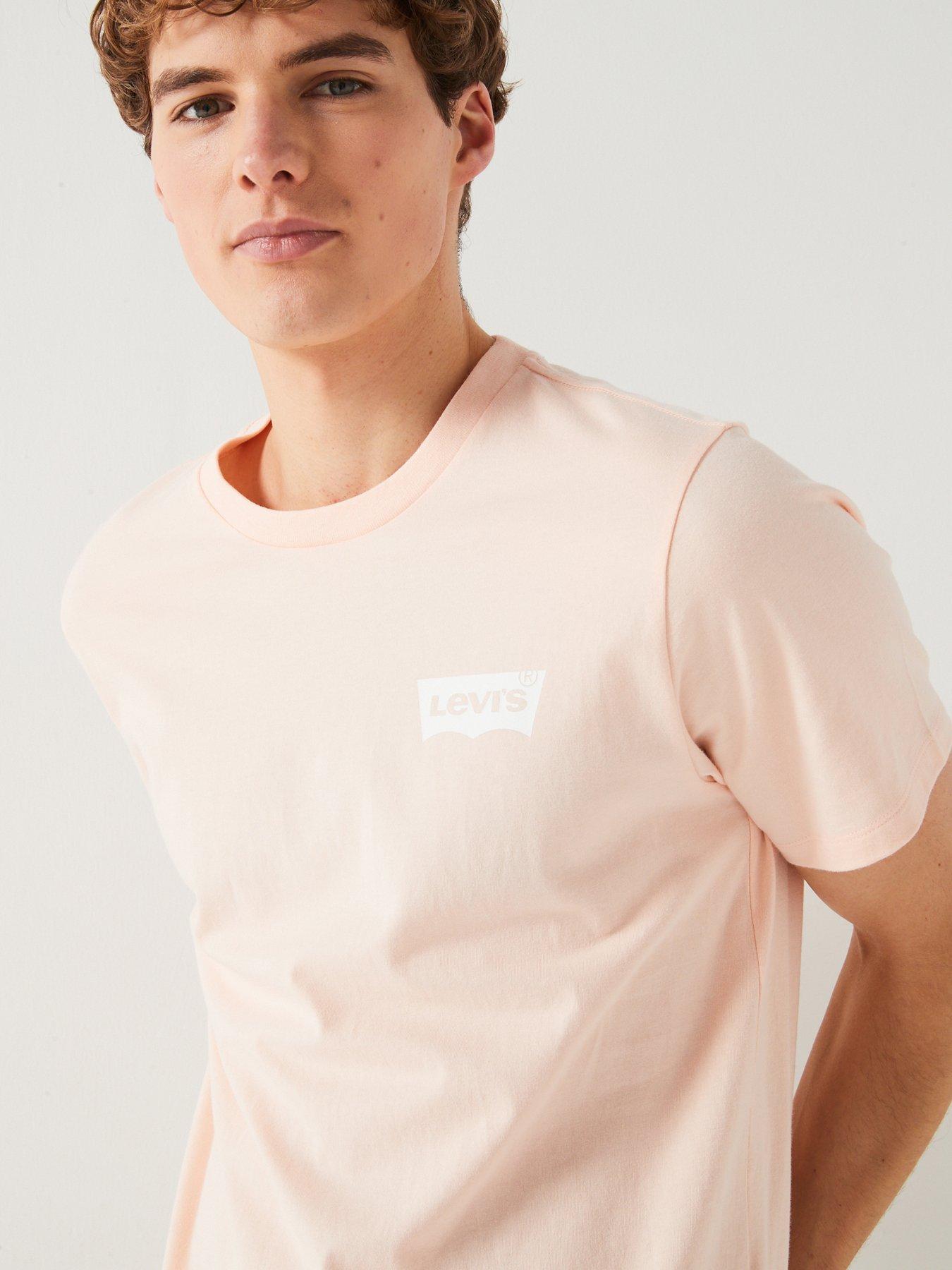 levis-batwing-graphic-crew-neck-t-shirt-light-pinkoutfit