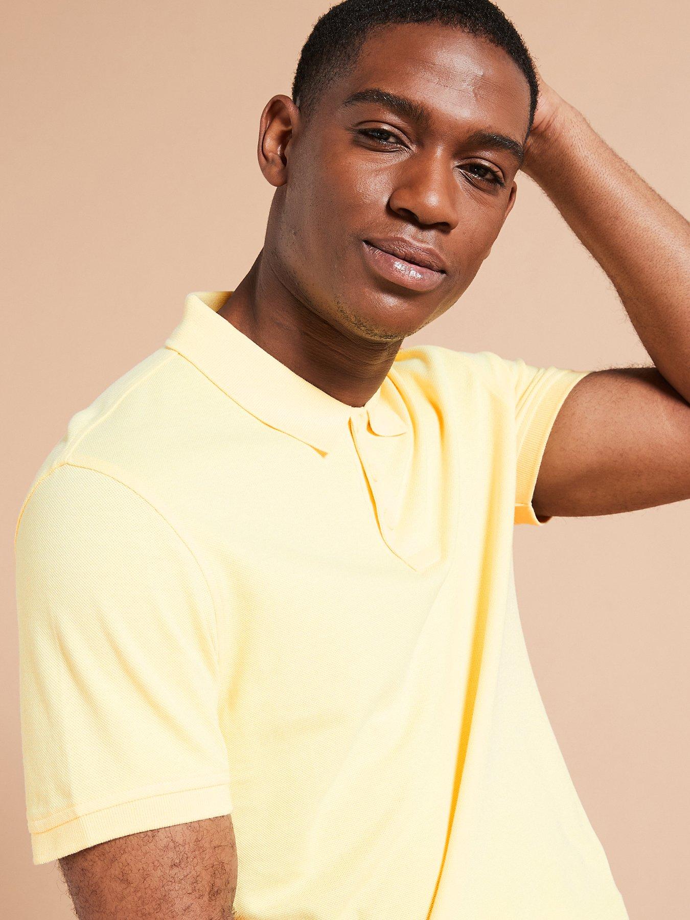 levis-housemark-logo-regular-fit-polo-shirt-yellowoutfit