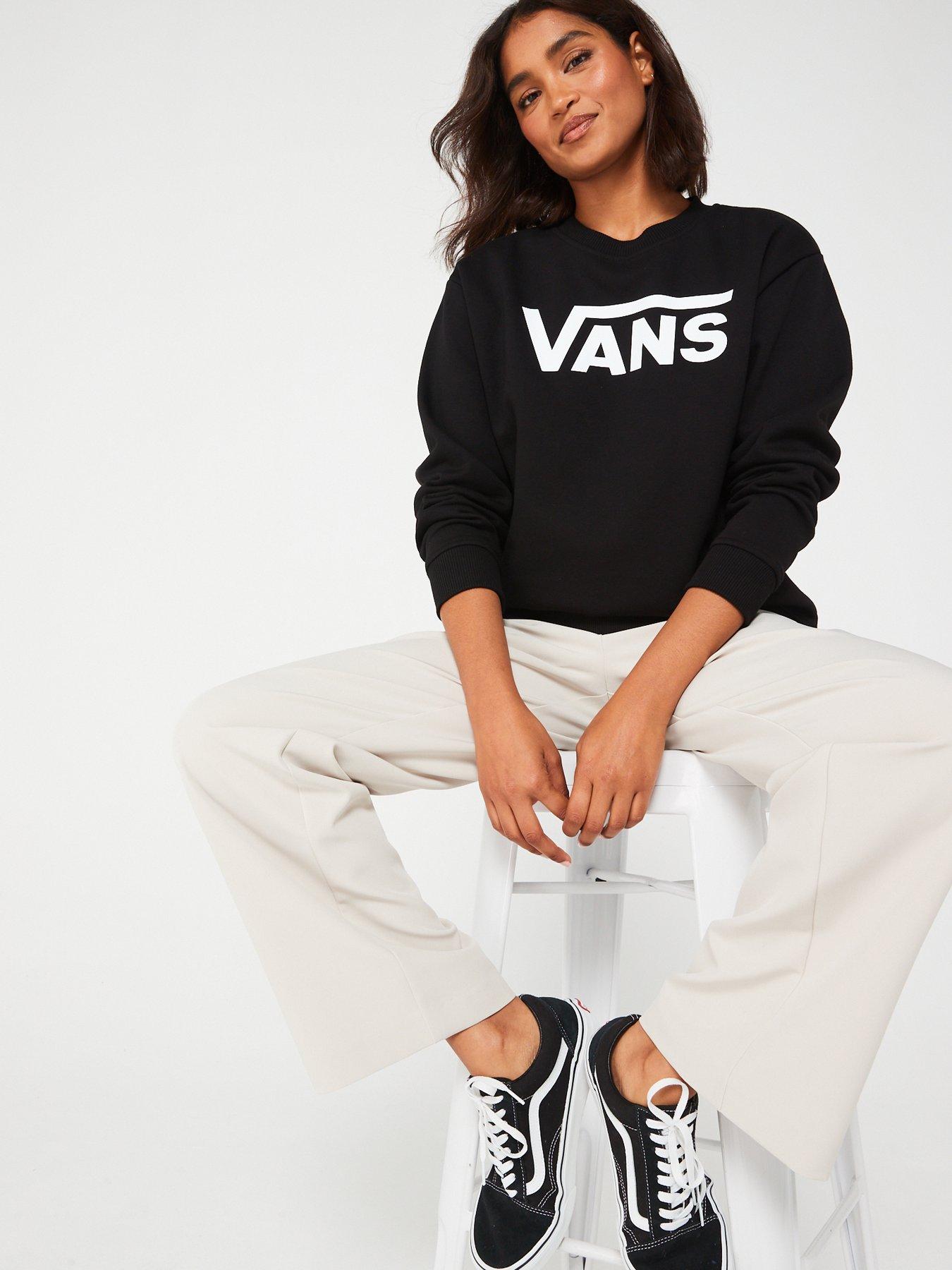 vans-womens-classic-logo-boyfriend-sweatshirt-blackoutfit