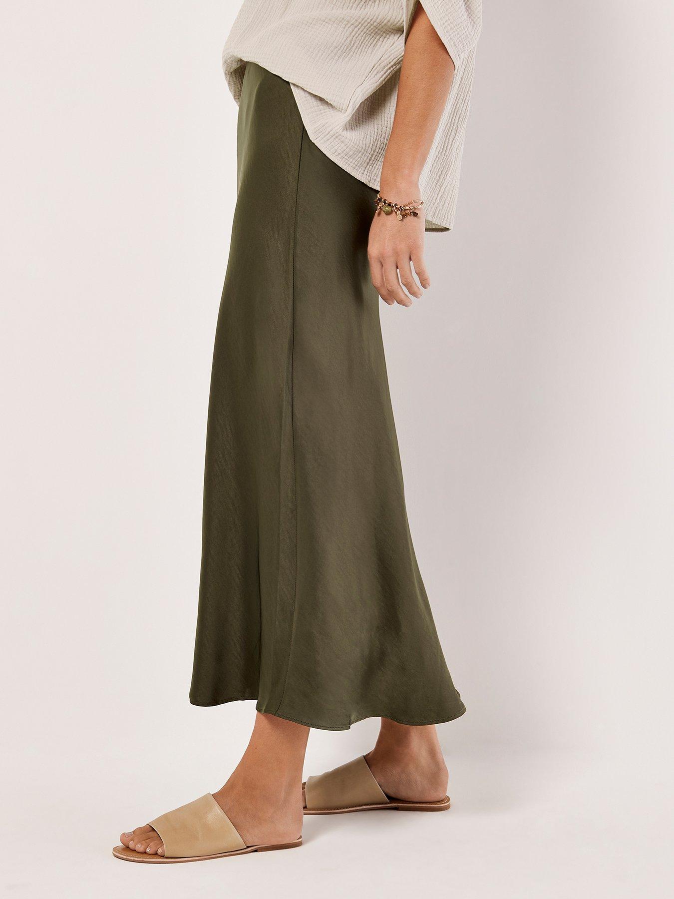 apricot-apricot-satin-bias-cut-maxi-skirtoutfit