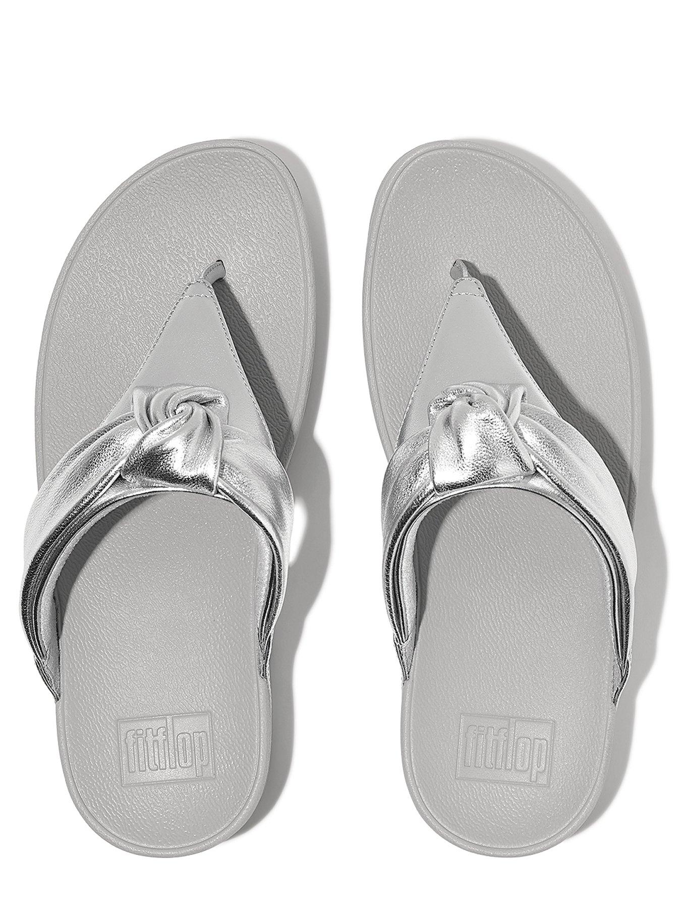 fitflop-fitflop-lulu-padded-knot-metallic-leather-toe-post-sandals-silveroutfit