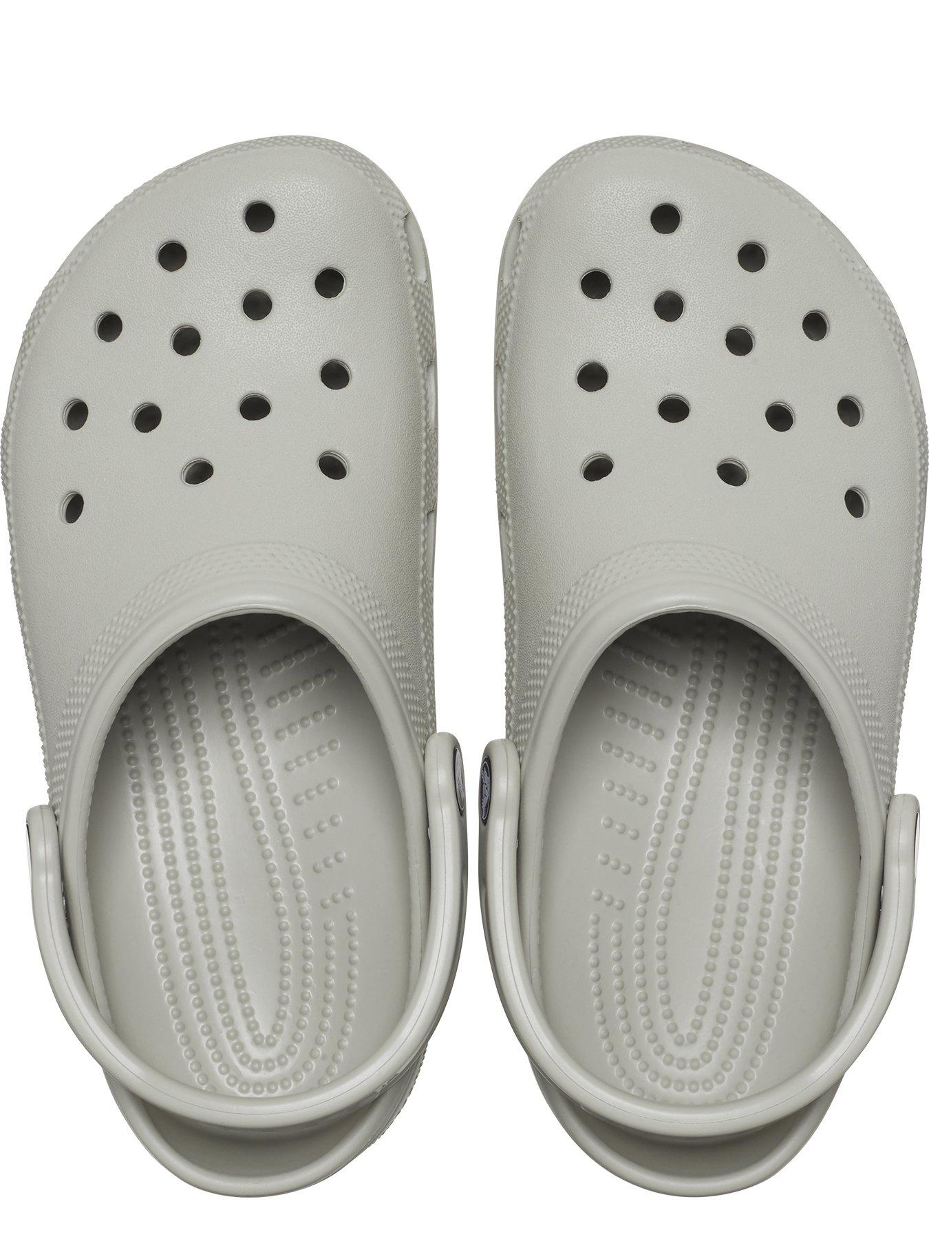 crocs-mens-classic-clog-sandal-elephant-greyoutfit