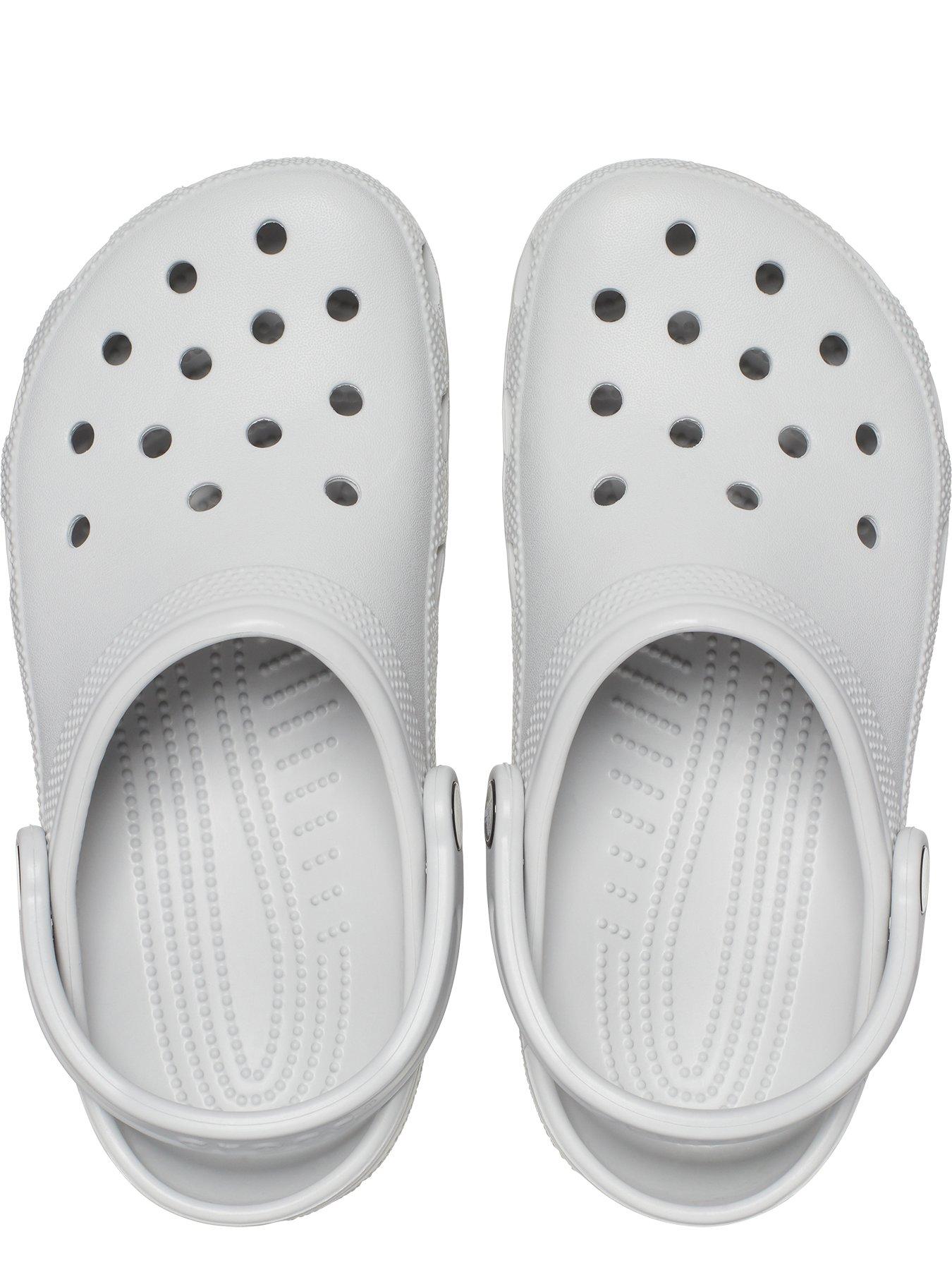 crocs-crocs-mens-classic-clog-sandal-greyoutfit