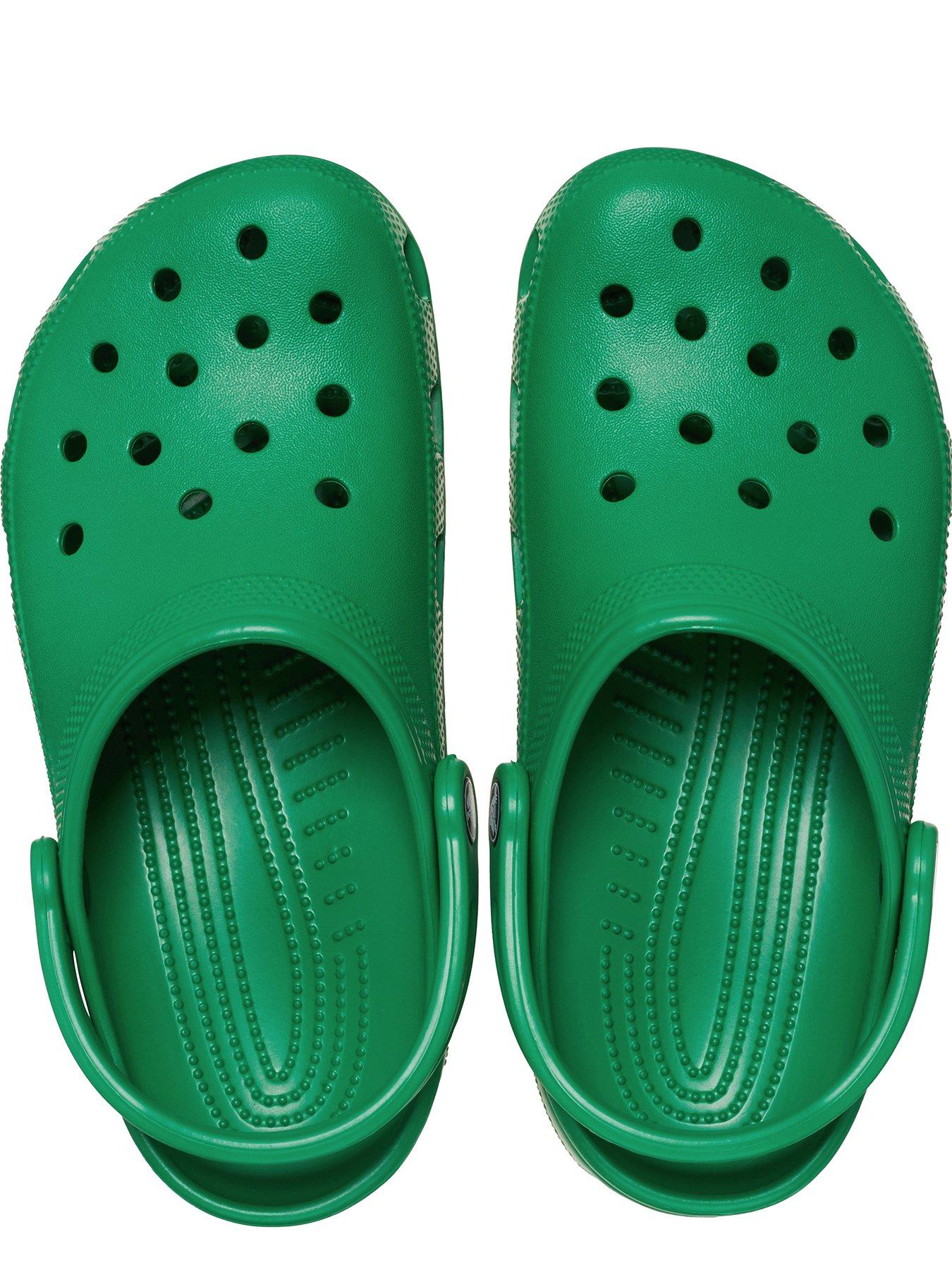 crocs-crocs-mens-classic-clog-sandal-ivy-greenoutfit