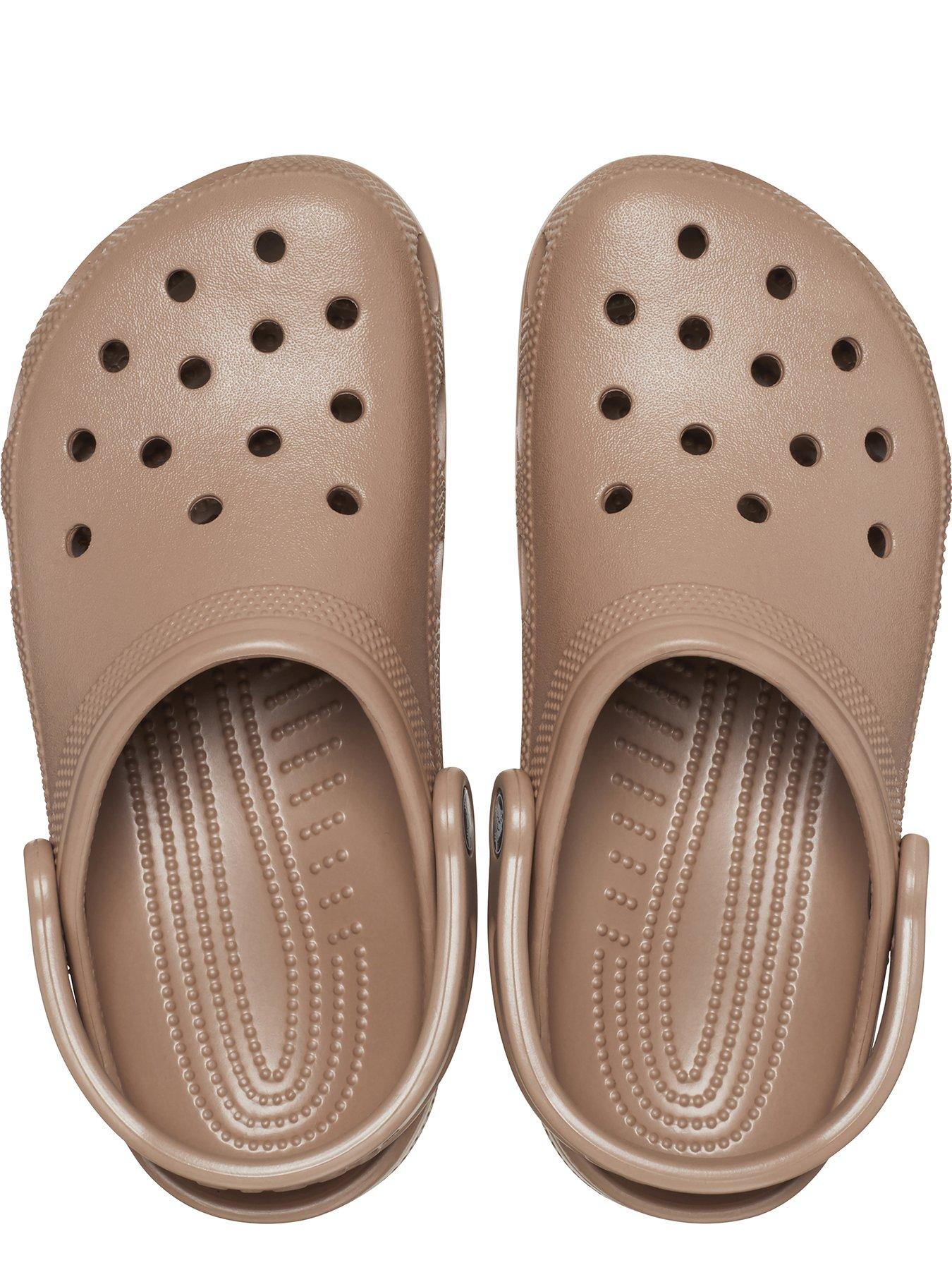 crocs-crocs-mens-classic-clog-sandal-latteoutfit