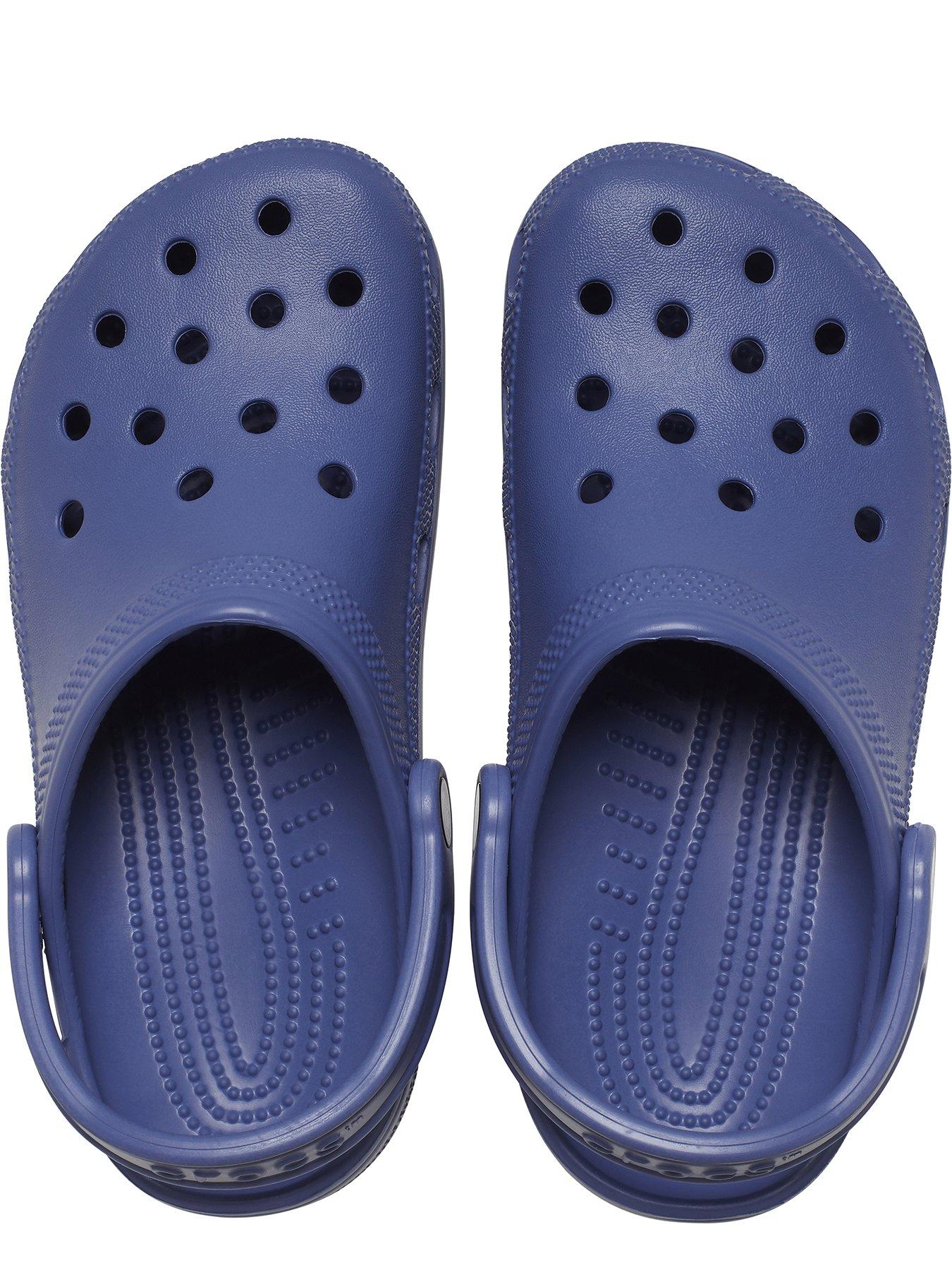 crocs-crocs-mens-classic-clog-sandal-blueoutfit