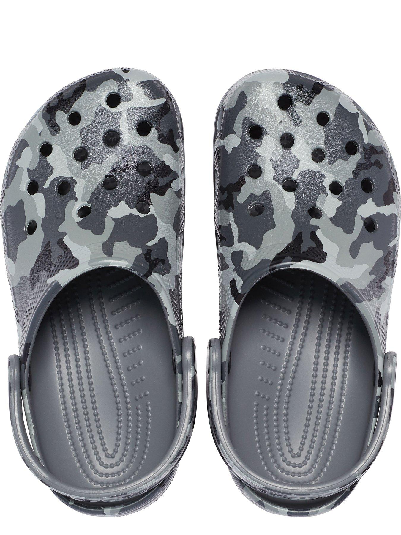 crocs-crocs-mens-classic-printed-camo-clog-sandal-slateoutfit