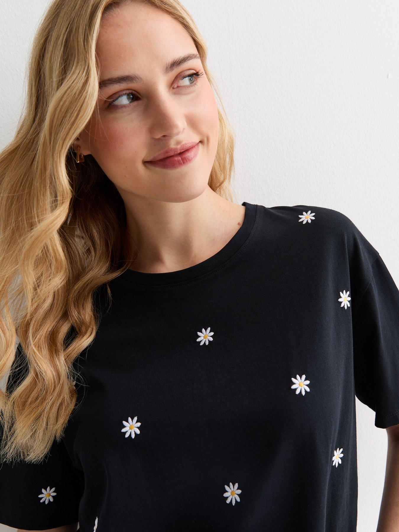 new-look-black-cotton-daisy-embroidered-boxy-t-shirtoutfit