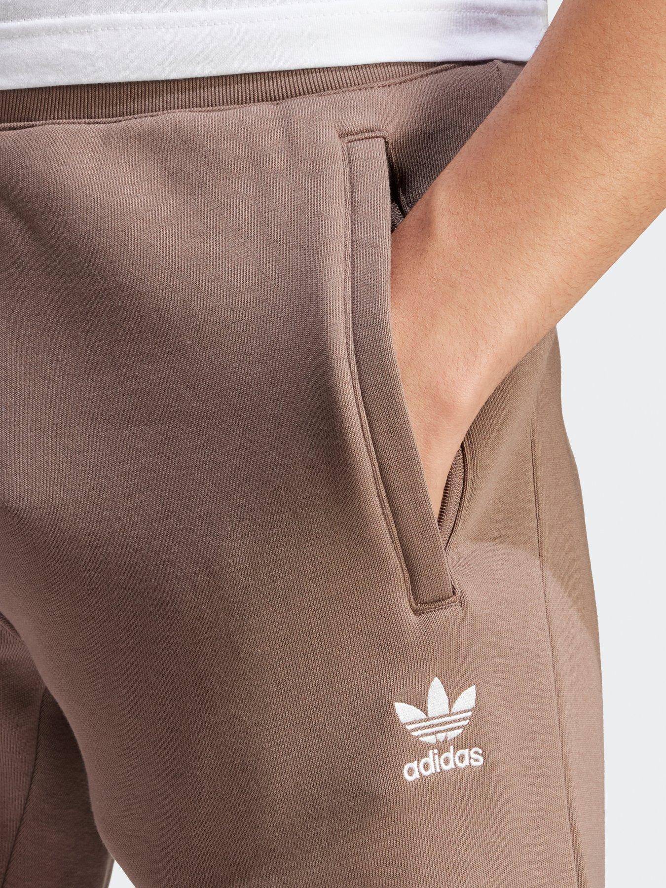 adidas-originals-mens-essential-trefoil-pants-light-brownoutfit