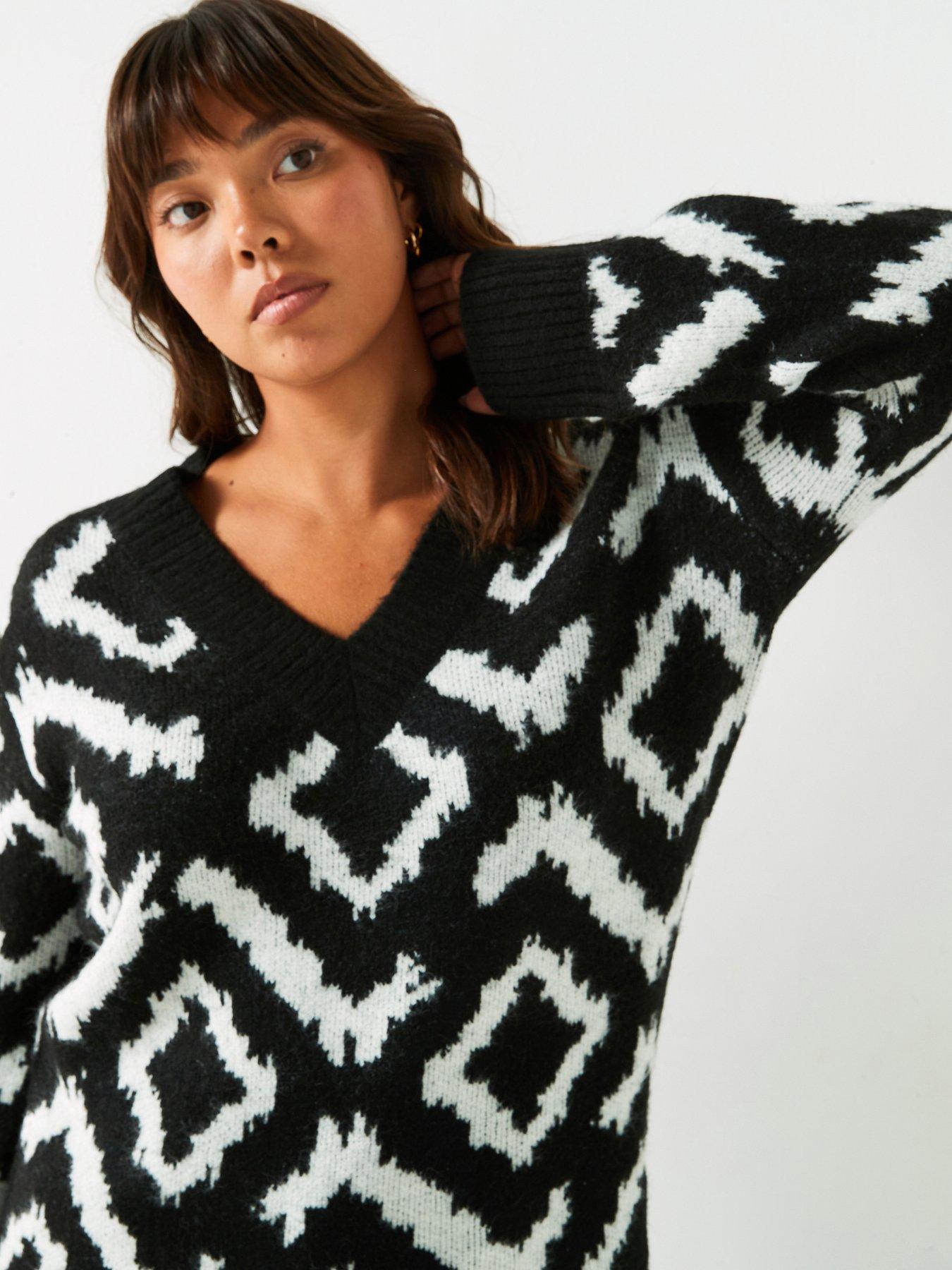 Image 4 of 6 of V by Very Curve V Neck Pattern Jumper - Print