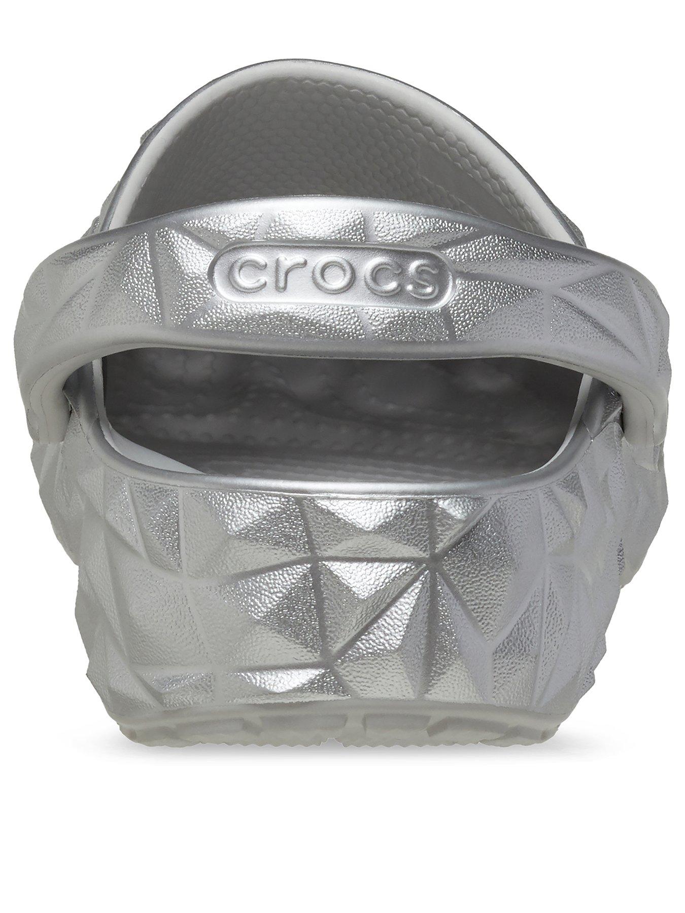 crocs-crocs-cls-metallic-geometric-clog-silverback