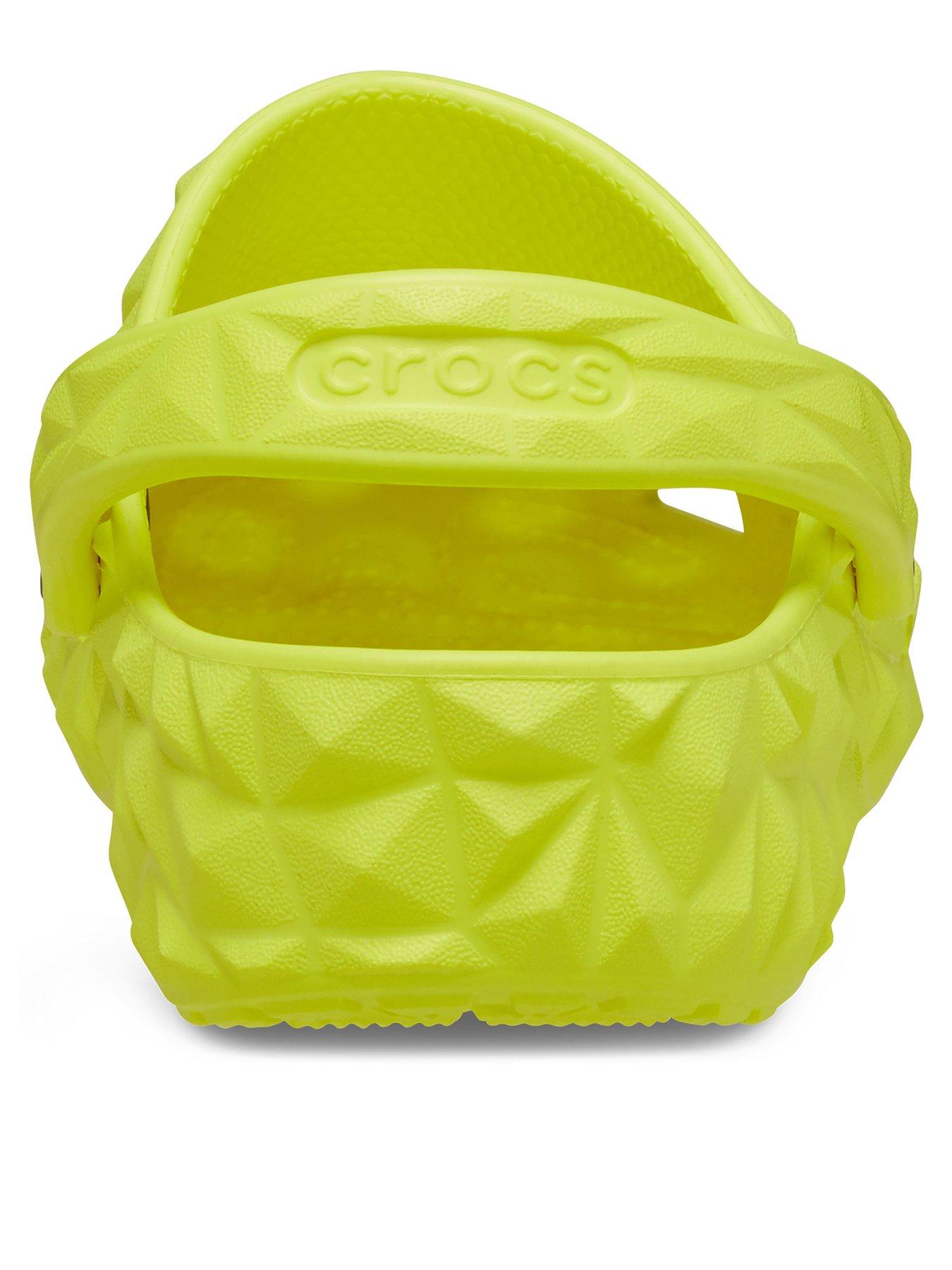 crocs-crocs-classic-geometric-clog-acidity-yellowback