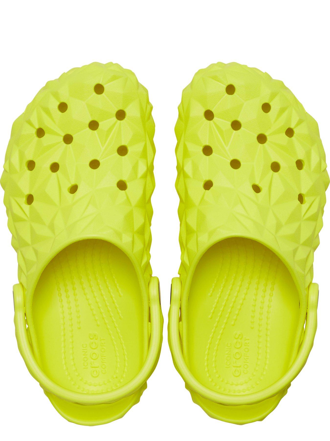 crocs-crocs-classic-geometric-clog-acidity-yellowoutfit