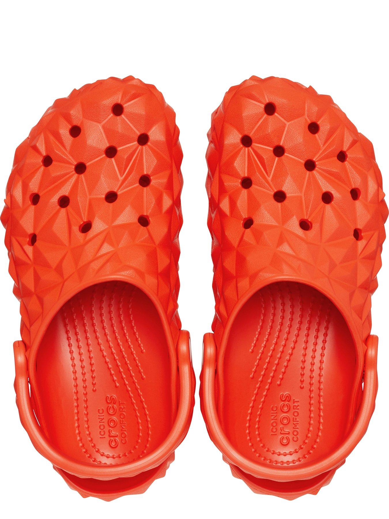 crocs-crocs-classic-geometric-clog-lava-orangeoutfit