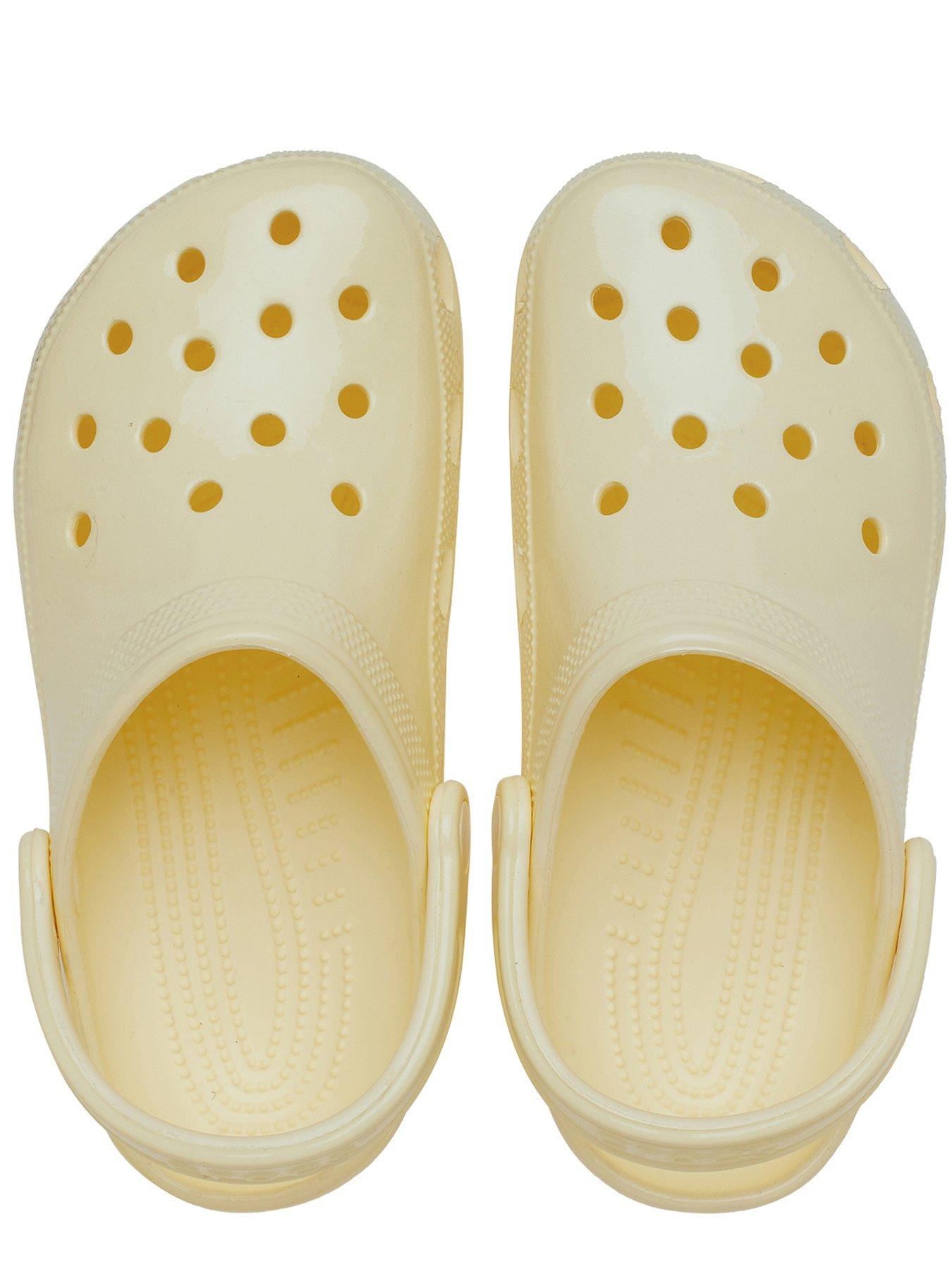 crocs-crocs-classic-high-shine-clog-buttercreamoutfit