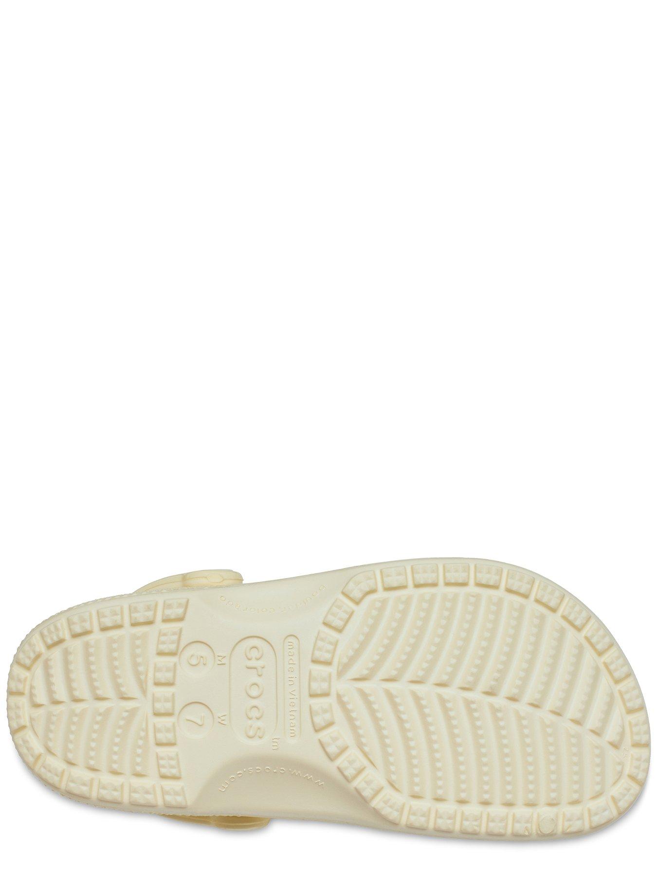 crocs-crocs-classic-high-shine-clog-buttercreamdetail