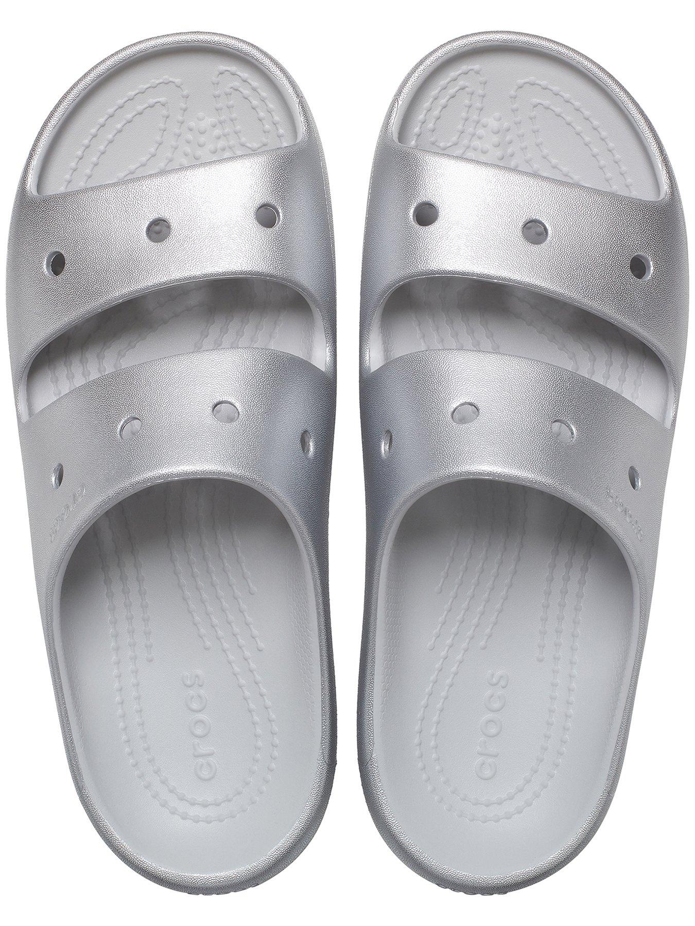 crocs-classic-metallic-sandal-v2-silveroutfit