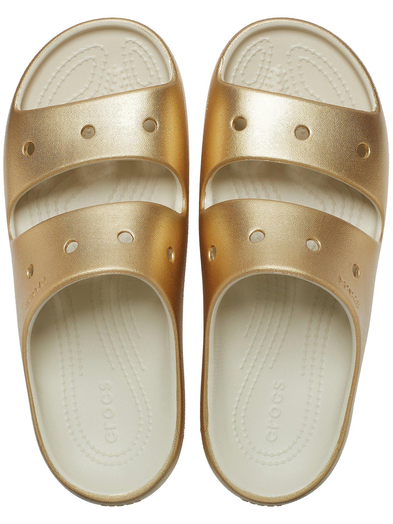 crocs-crocs-classic-metallic-sandal-v2-goldoutfit