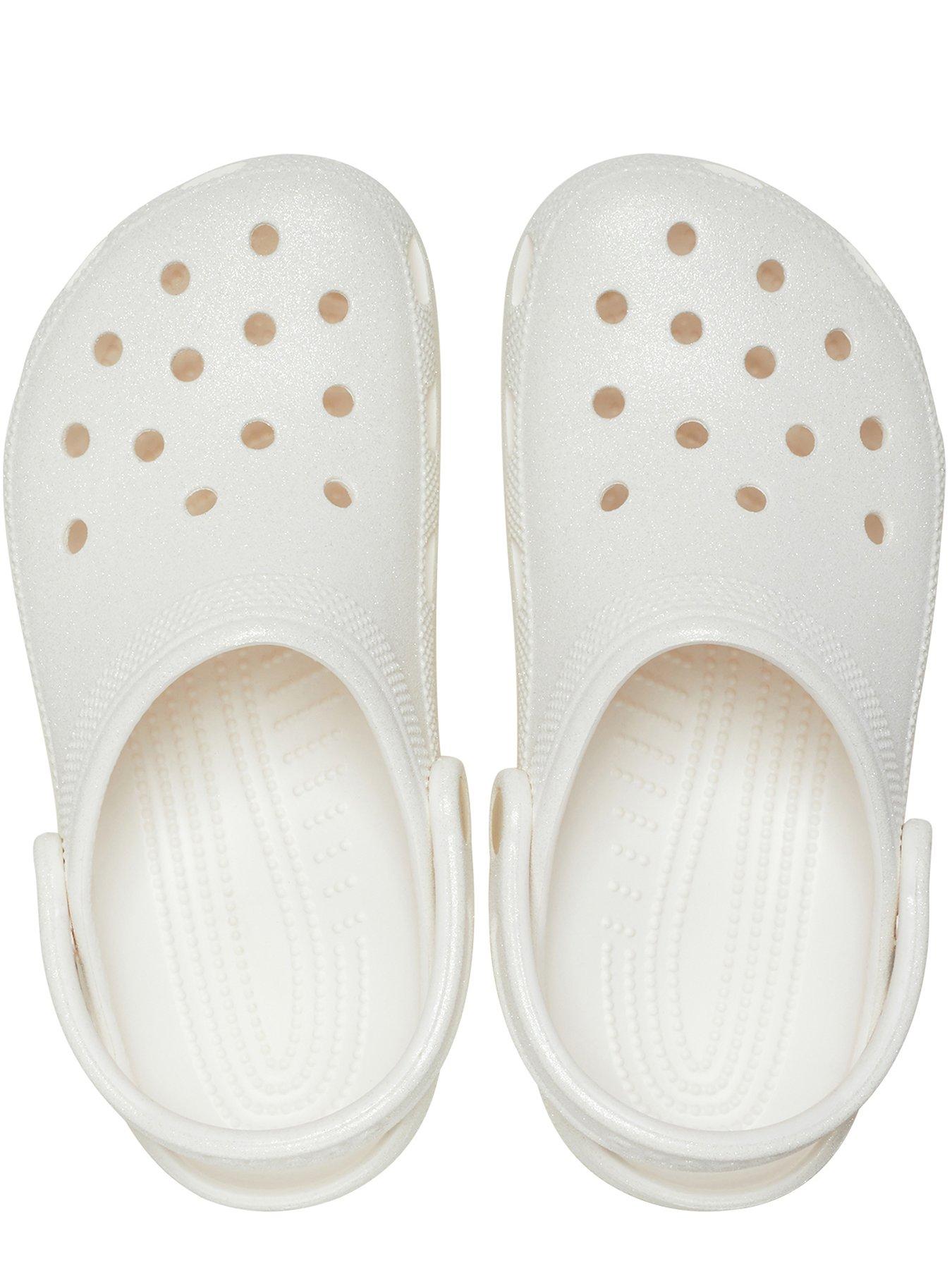 crocs-crocs-classic-glitter-clogs-whiteoutfit