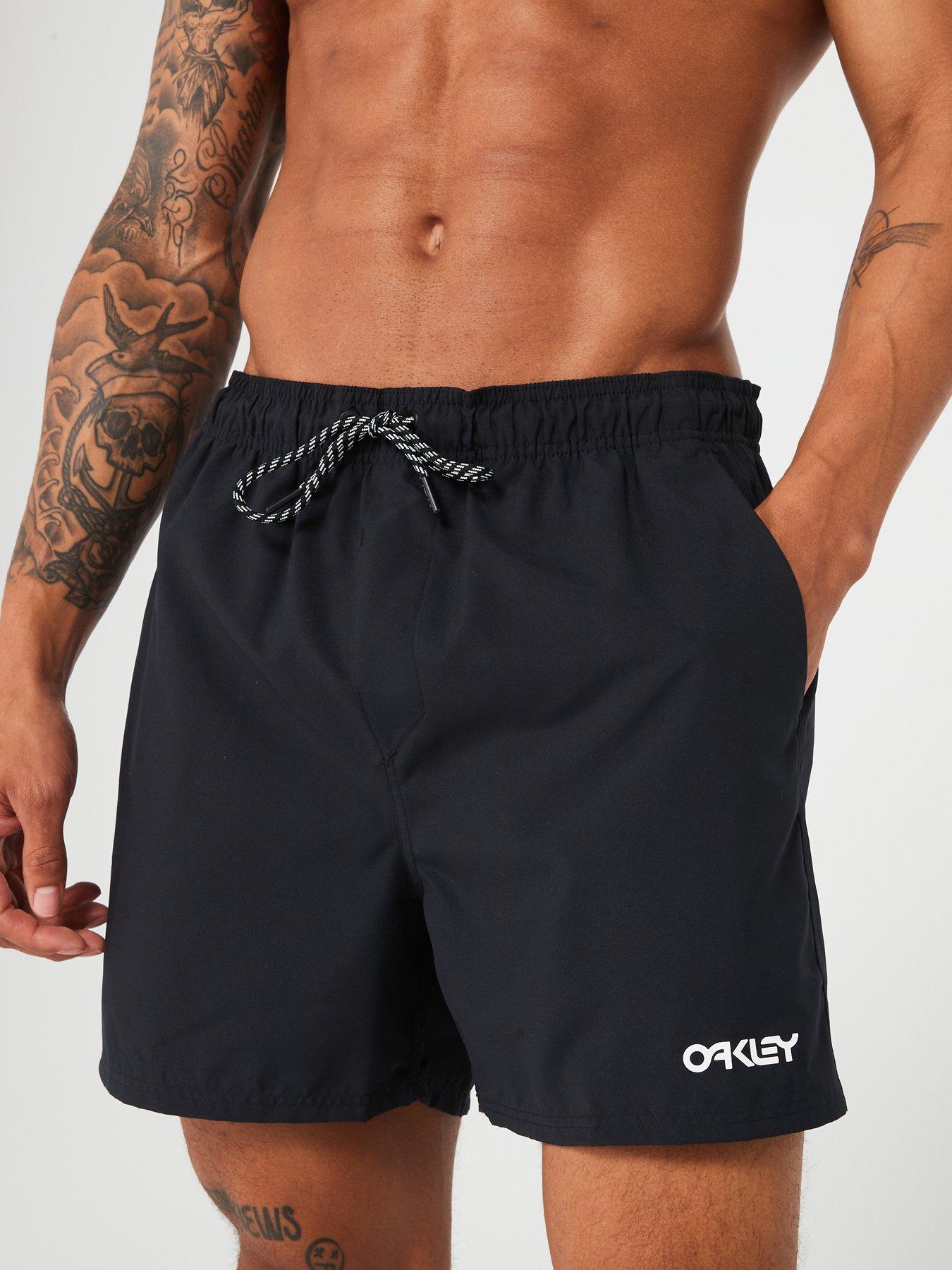 oakley-mens-beach-volley-16-beachshort-blackoutfit