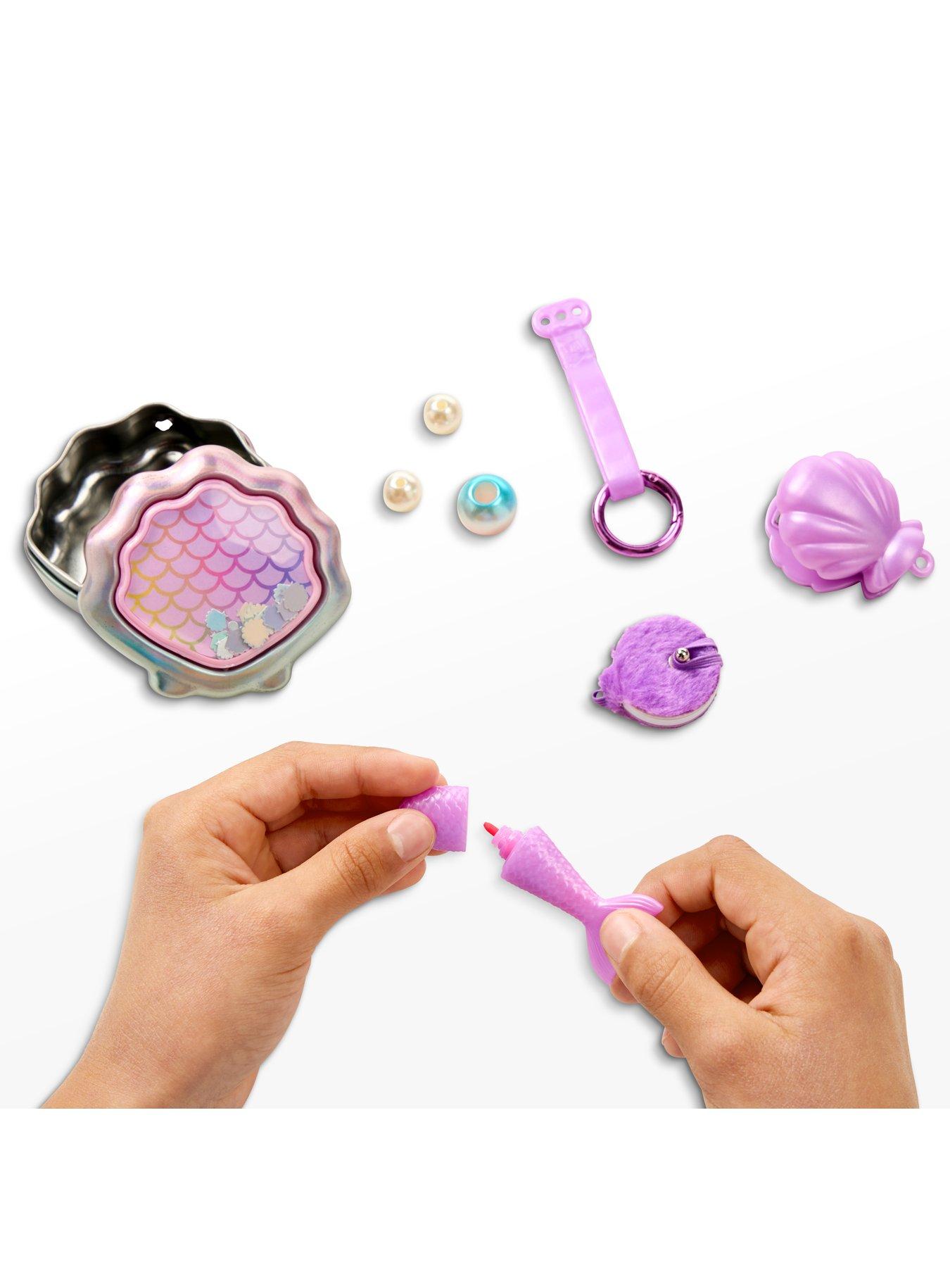 real-littles-real-littles-tiny-tins-assortment-with-4-charms-and-real-working-stationeryoutfit