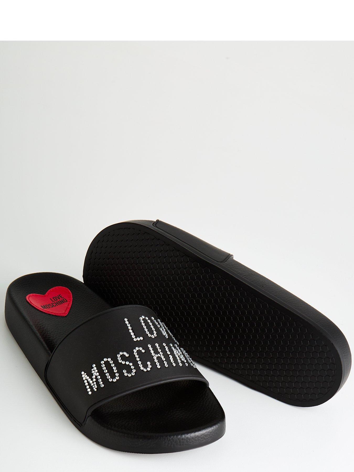 love-moschino-logo-sliders-blackdetail