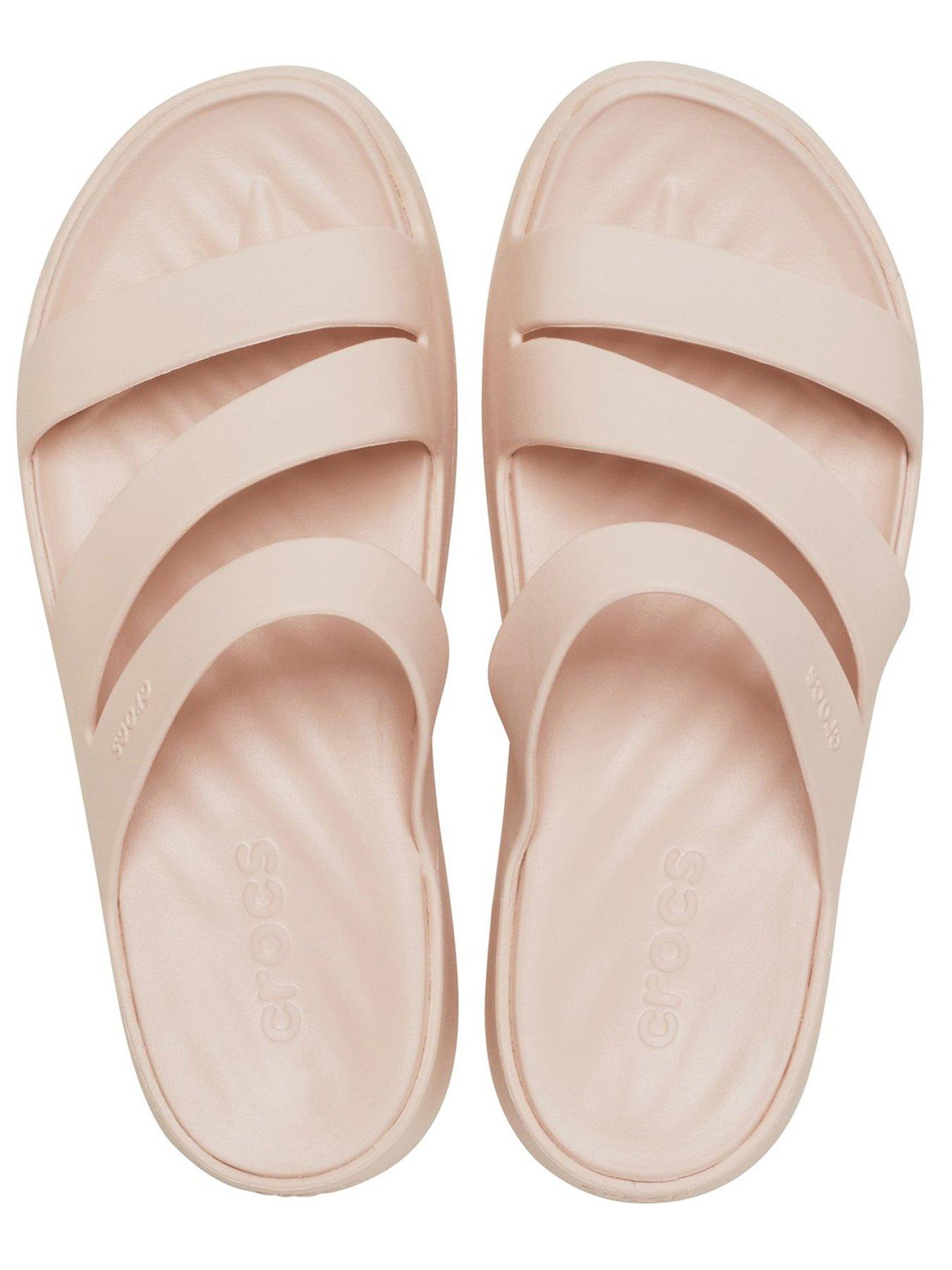 crocs-getaway-strappy-quartz-whiteoutfit