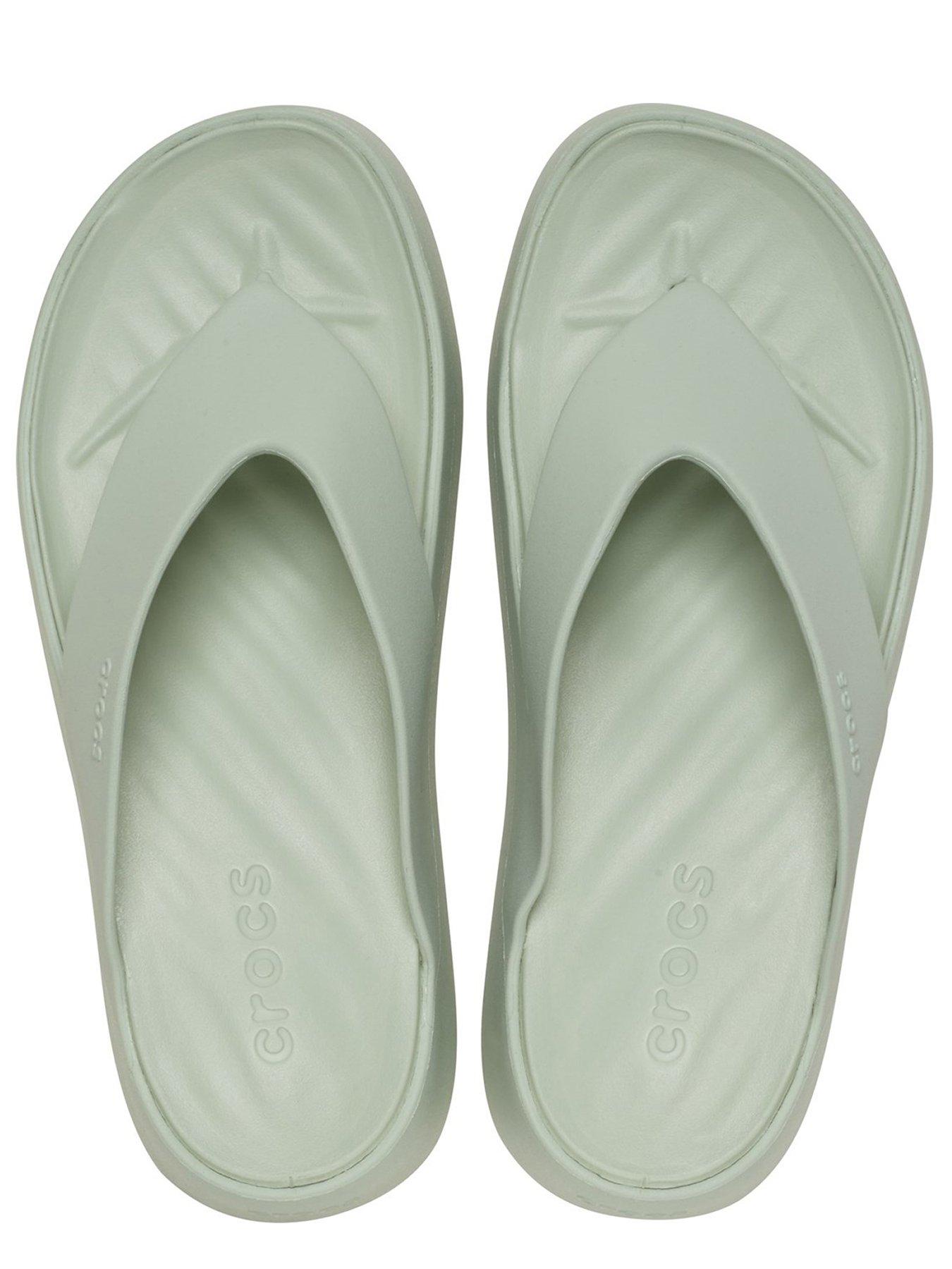 crocs-getaway-platform-flip-sandals-plaster-greenoutfit