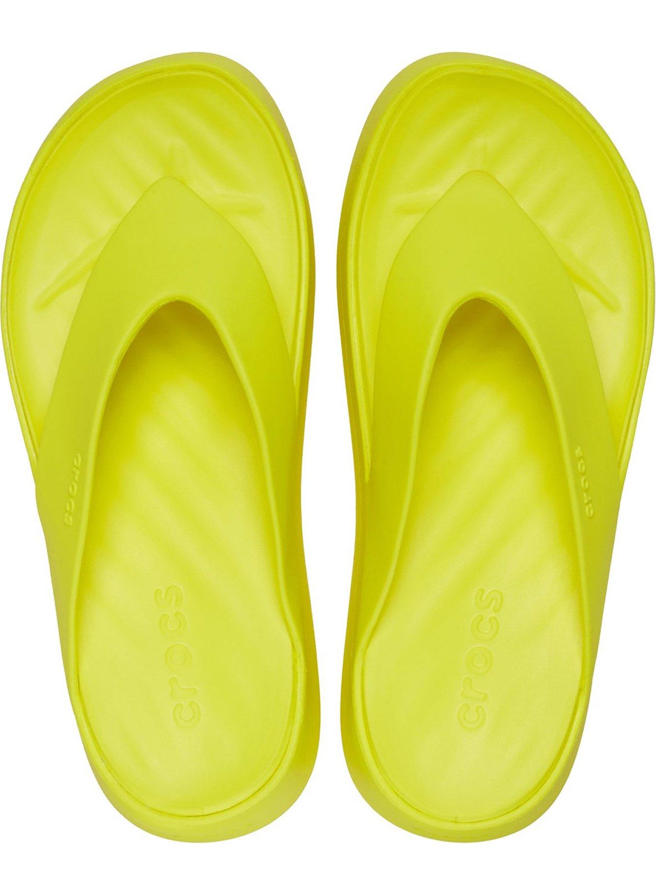 crocs-getaway-platform-flip-sandals-acidity-yellowoutfit