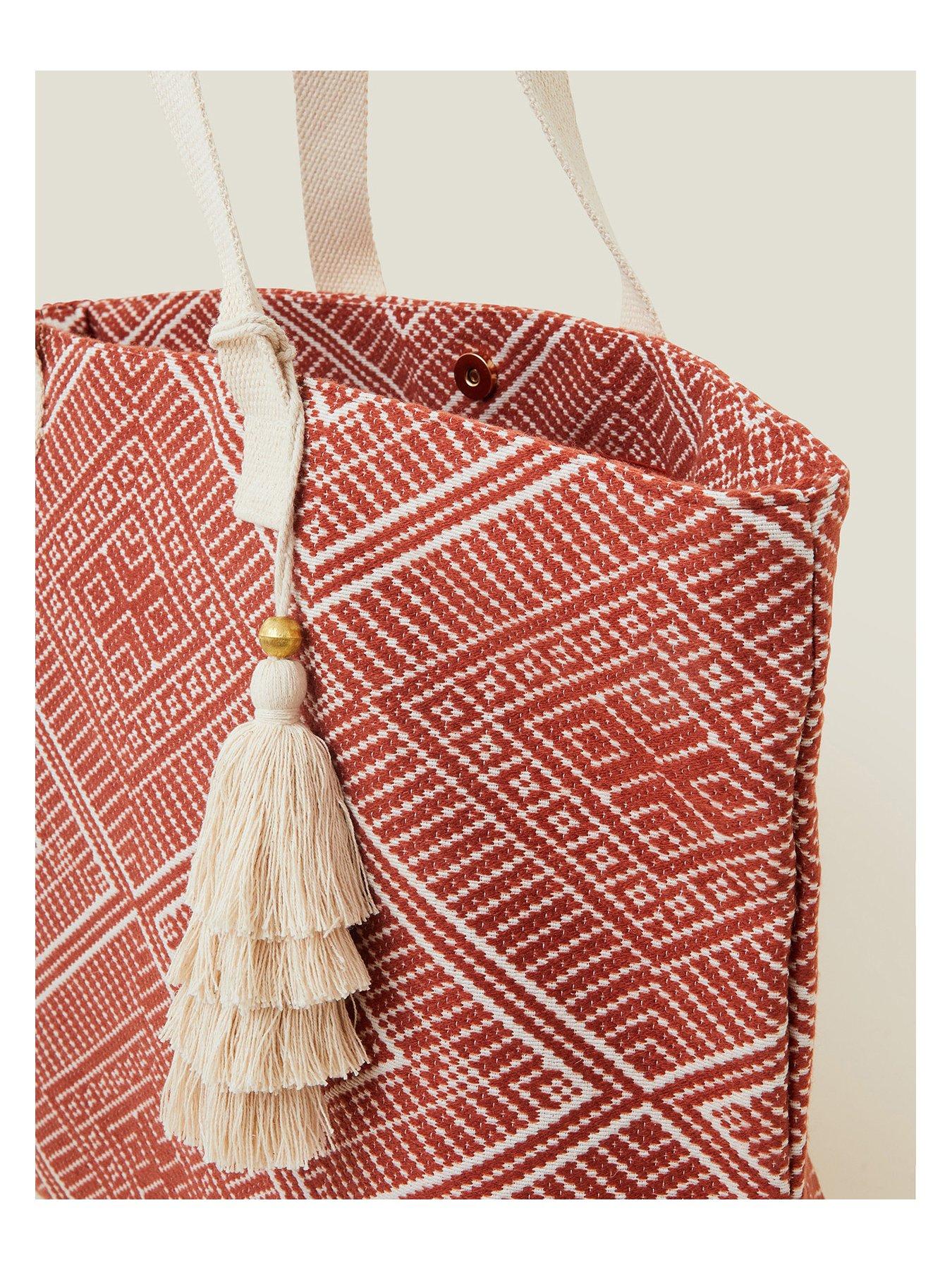 accessorize-jacquard-shoulderoutfit