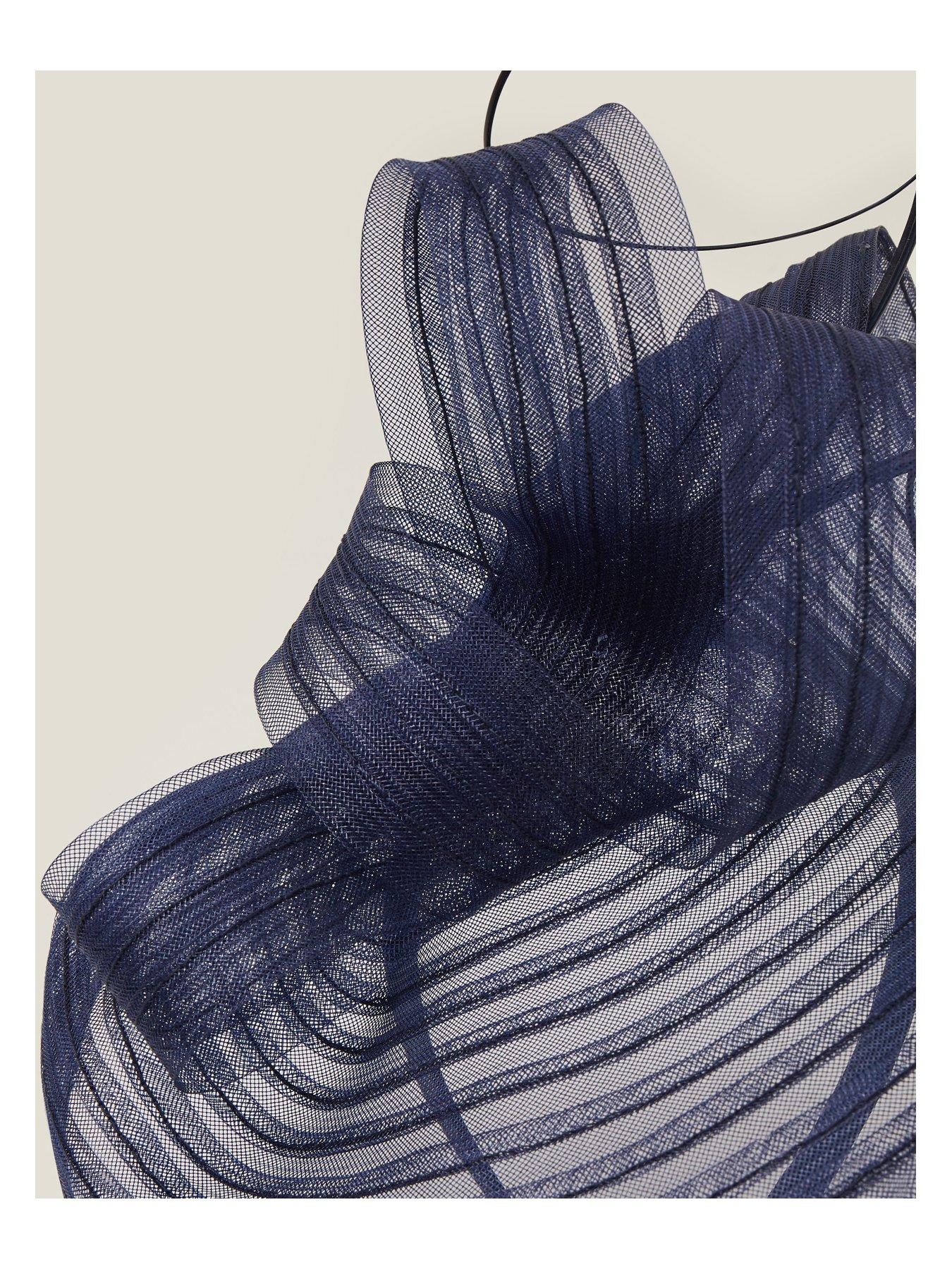 accessorize-emily-crin-fascinatoroutfit