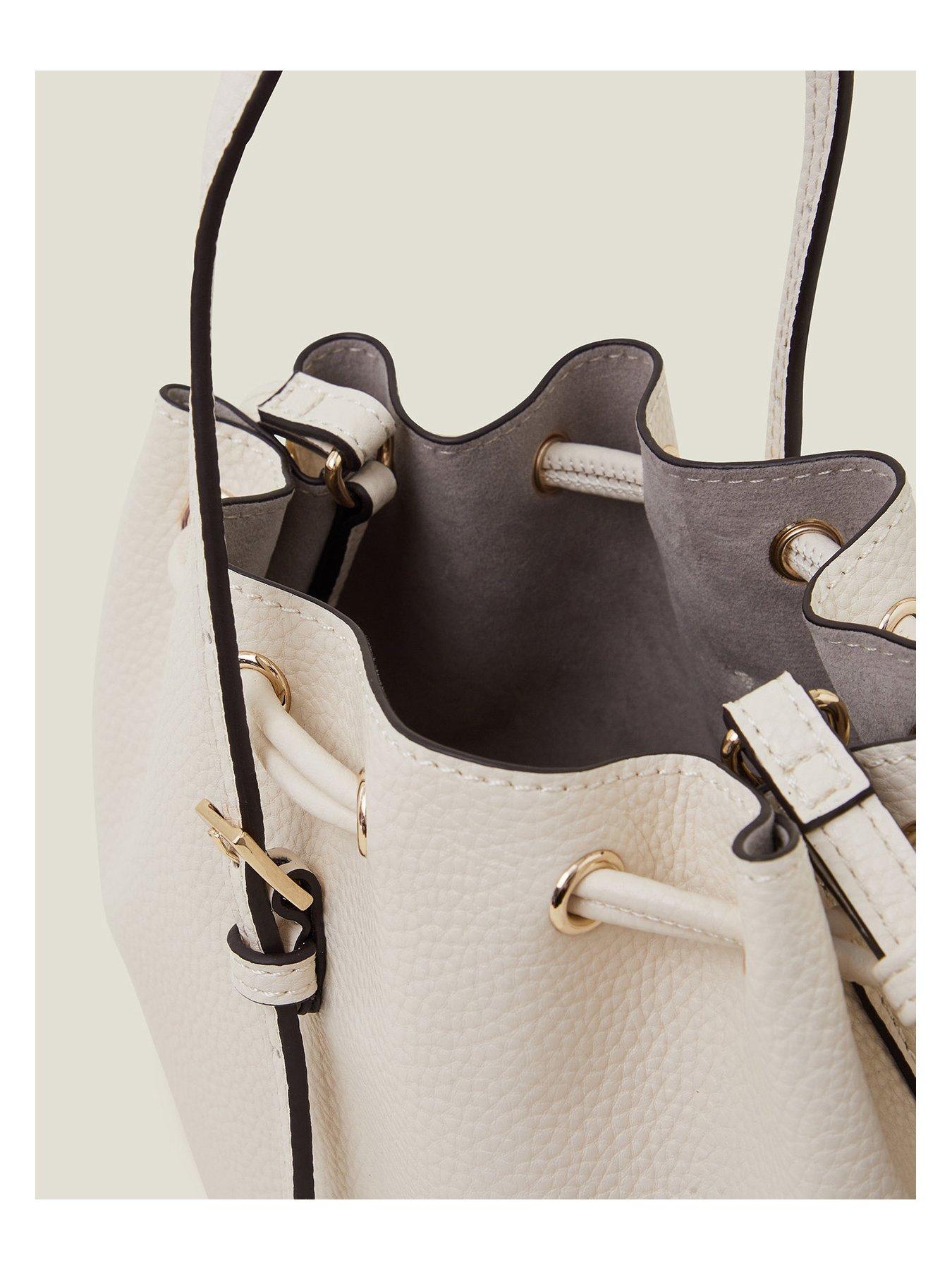 accessorize-mini-duffleoutfit